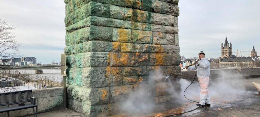 Reiterdenkmal von orangener Farbe befreit