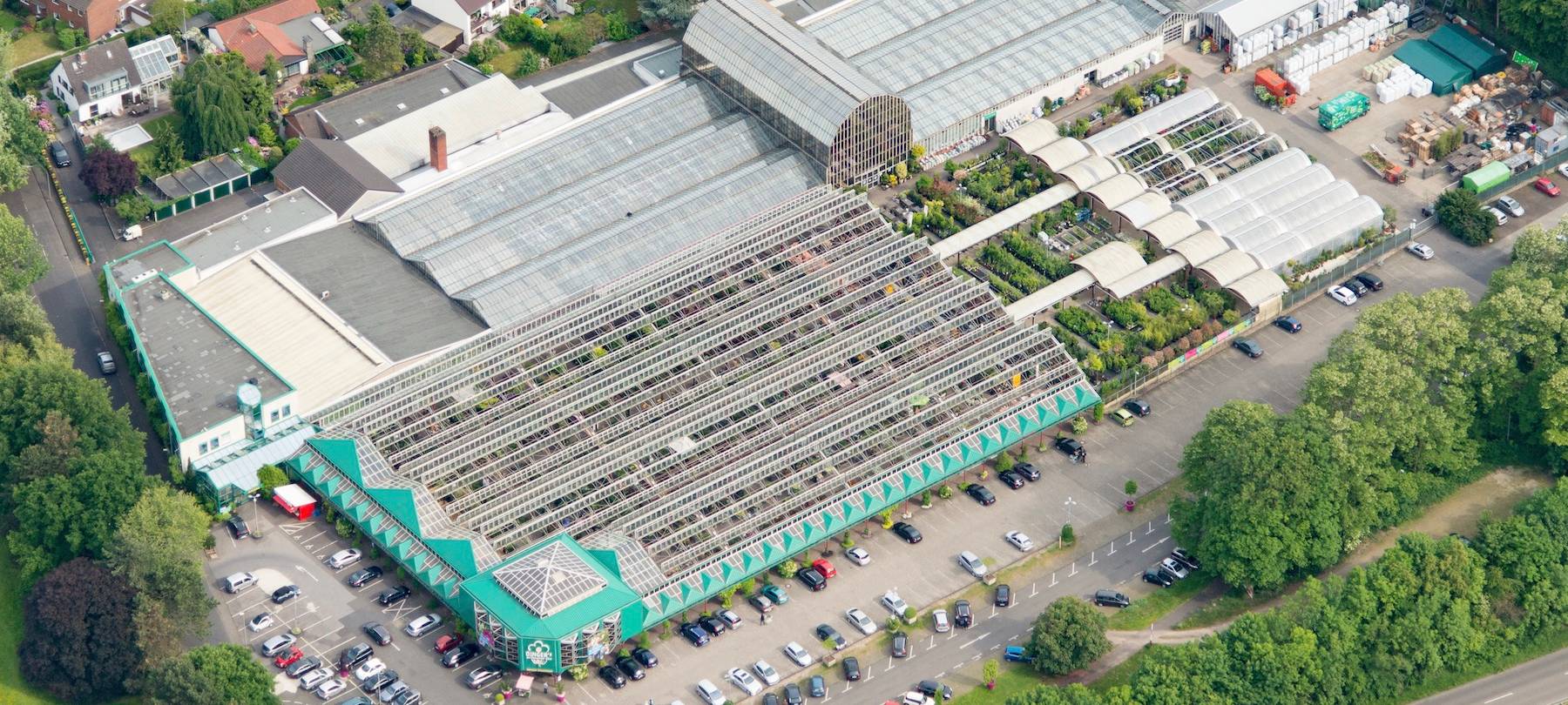 Man sieht ein Luftbild des Gartencenters.