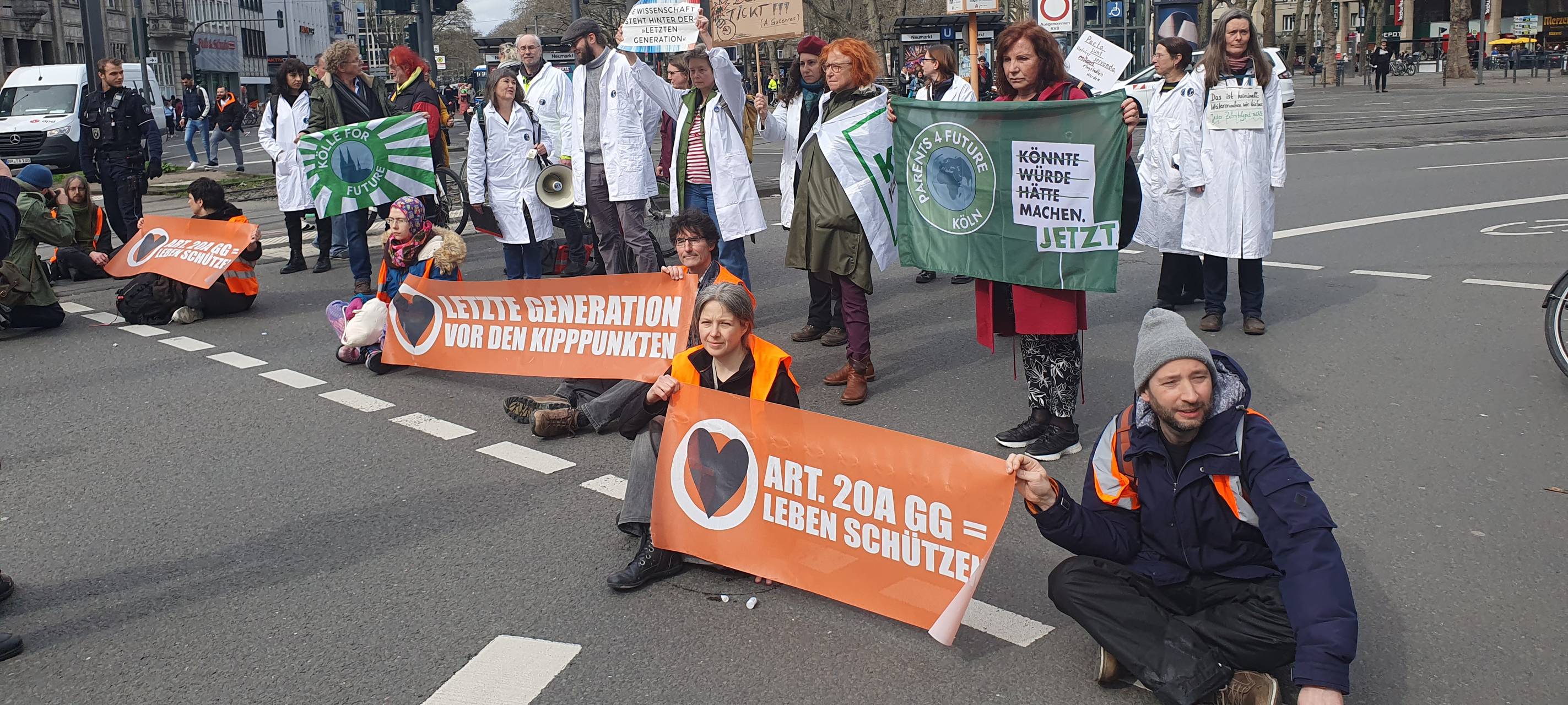 "Letzte Generation" blockiert Neumarkt