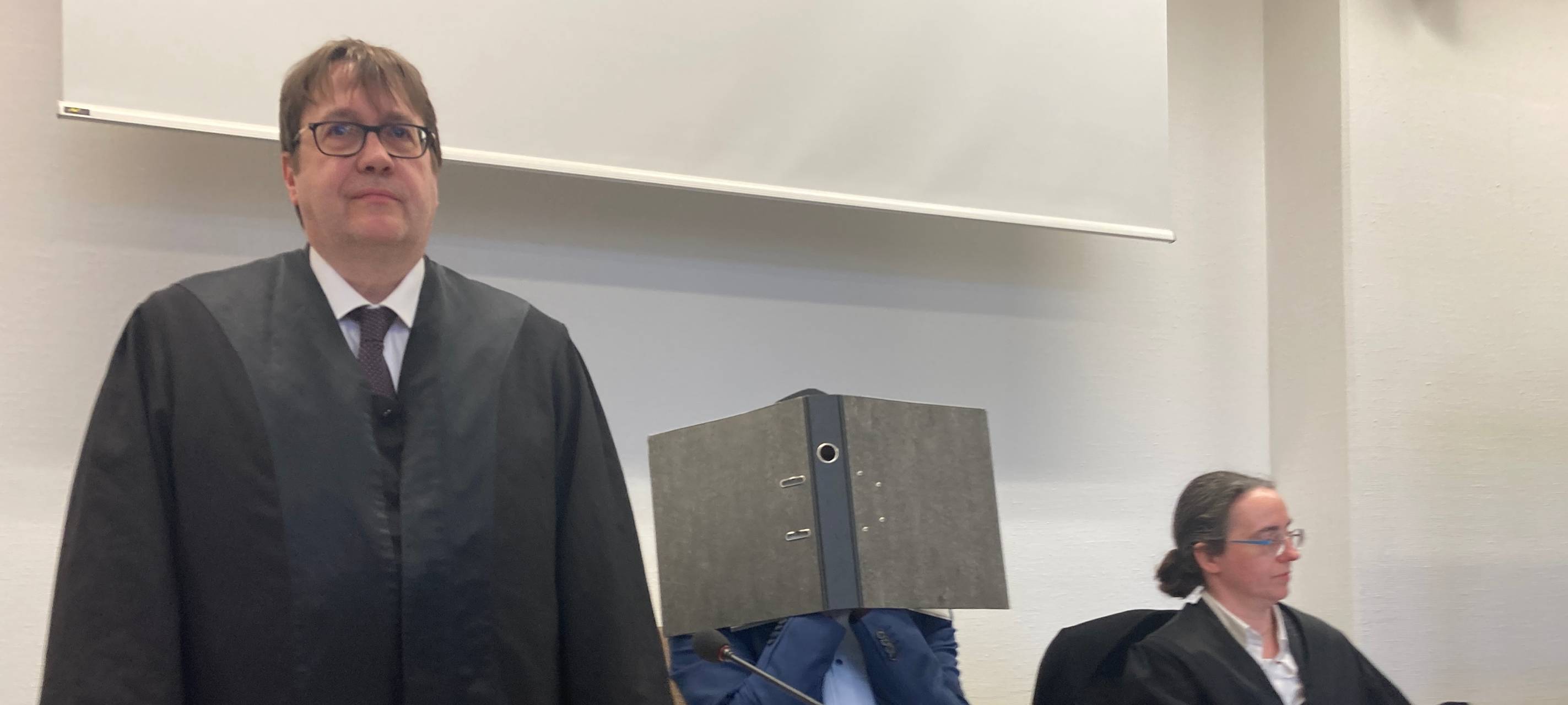 Mutmaßlicher Babysitter-Kinderschänder vor Gericht