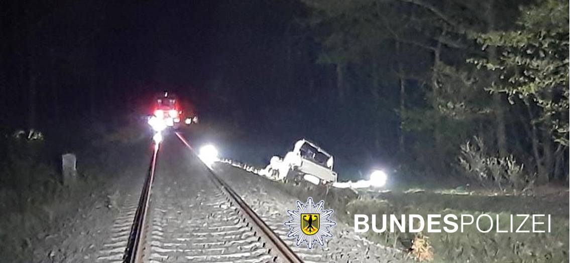 Regionalbahn kollidiert mit Auto