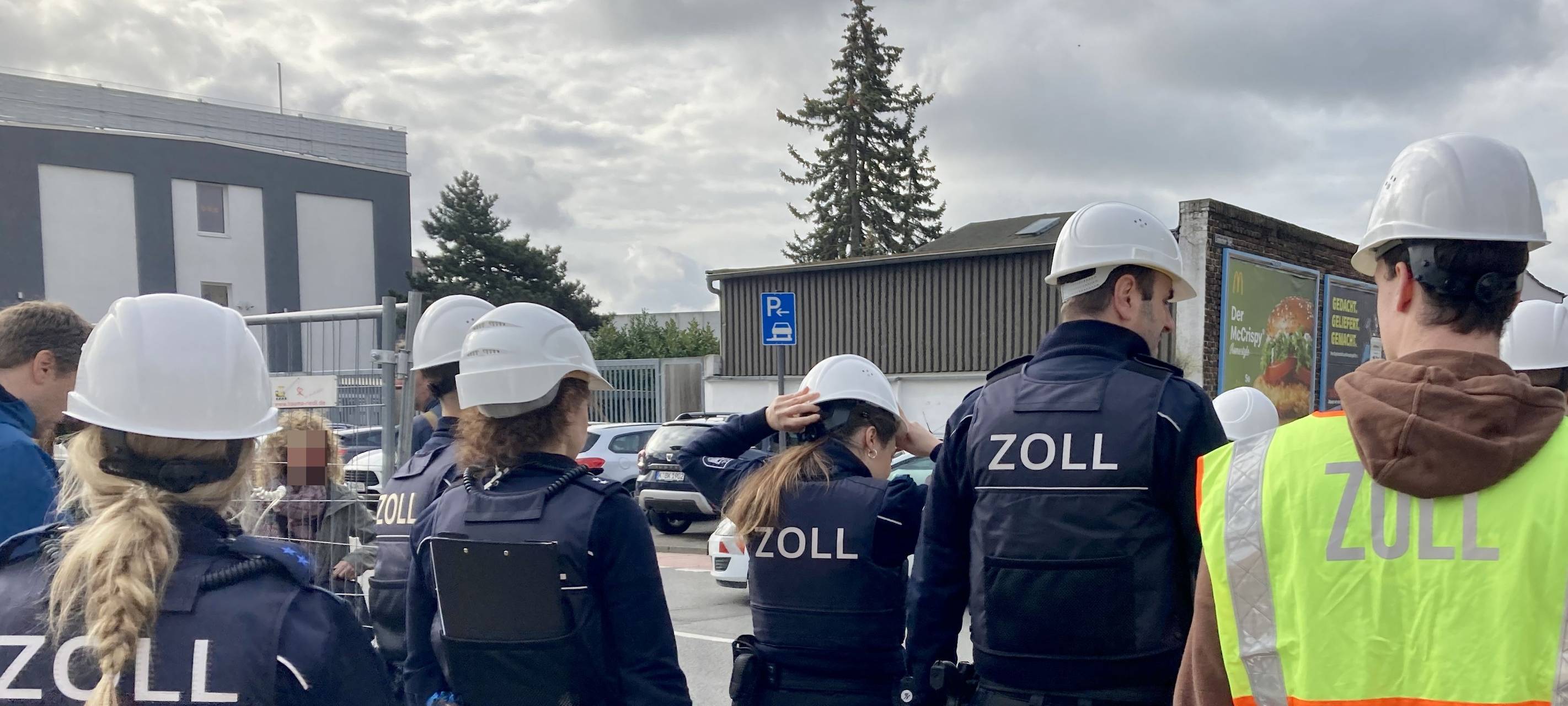 400 Einsatzkräfte durchsuchen Baufirmen