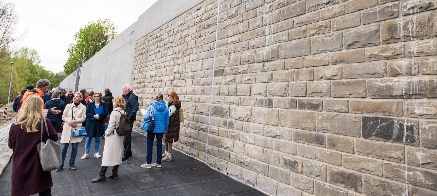 Sanierung der Hochwasserschutzmauer in Sürth beendet