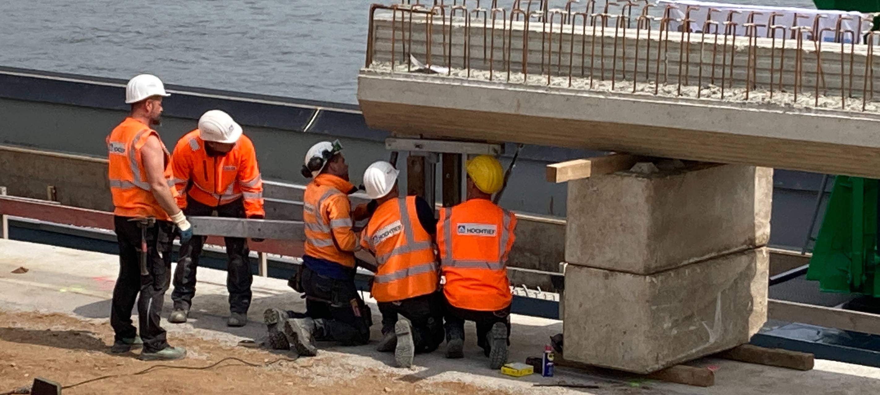 Spezialkranschiff an Uferpromenade im Einsatz