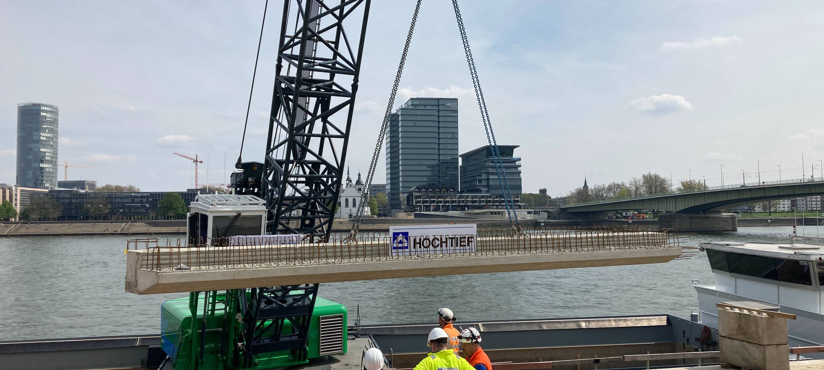 Spezialkranschiff an Uferpromenade im Einsatz