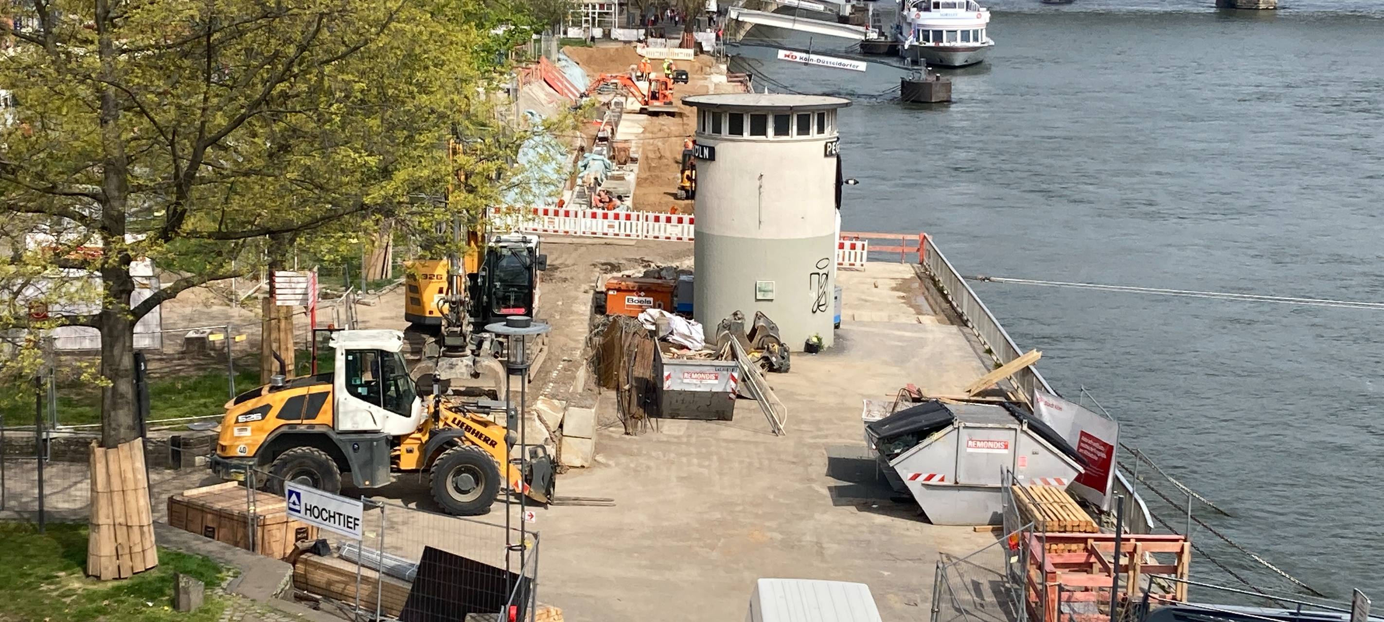 Spezialkranschiff an Uferpromenade im Einsatz
