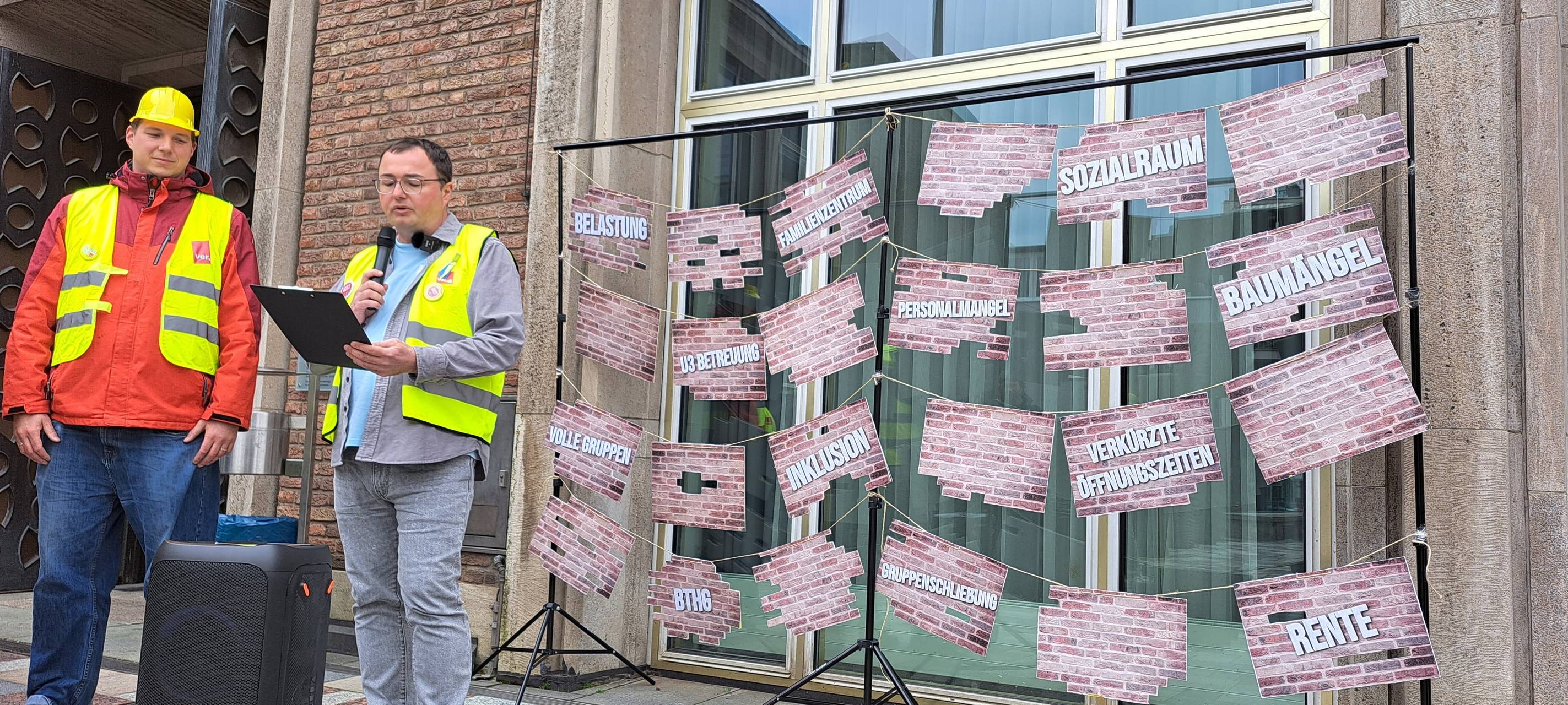 Kita-Beschäftigte demonstrieren vor Rathaus