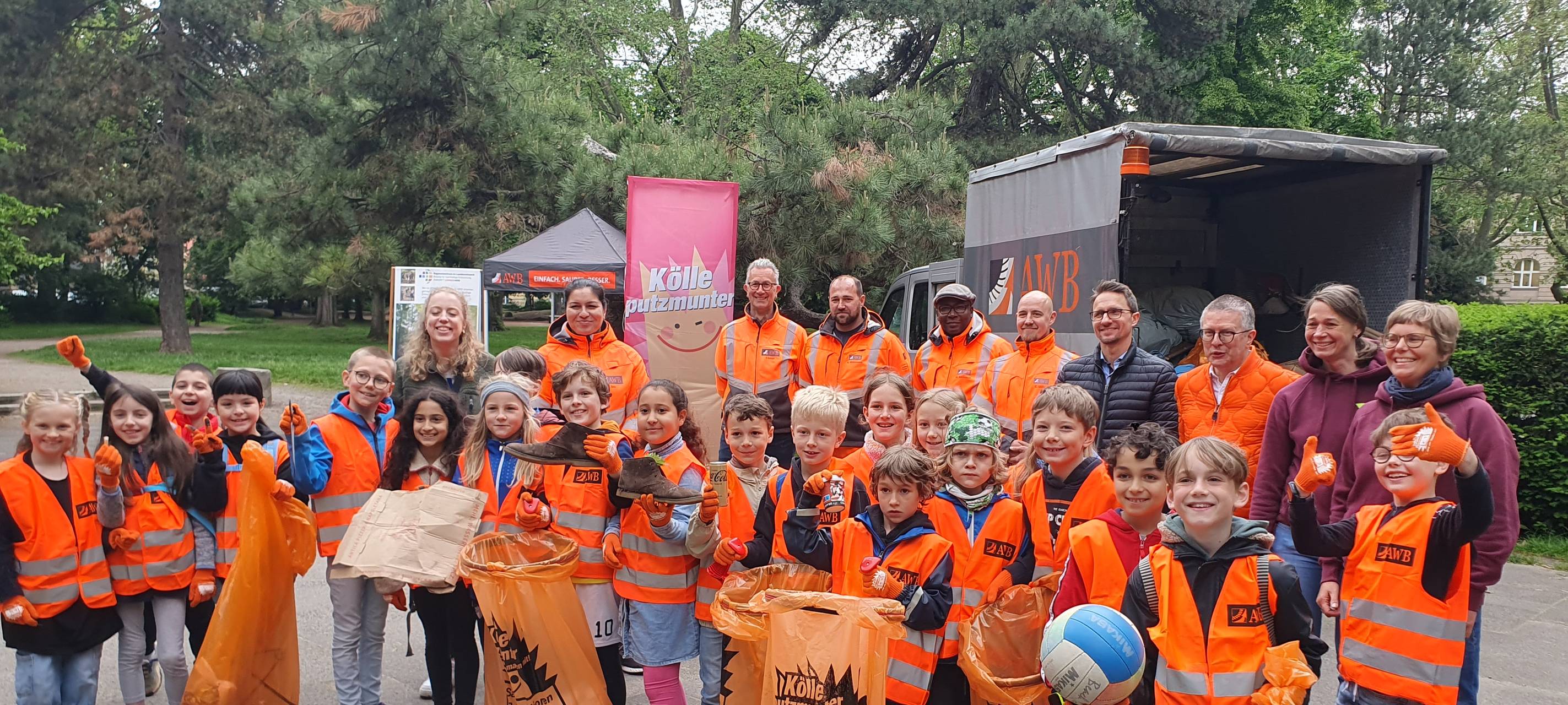Kölner Kinder sammeln säckeweise Müll