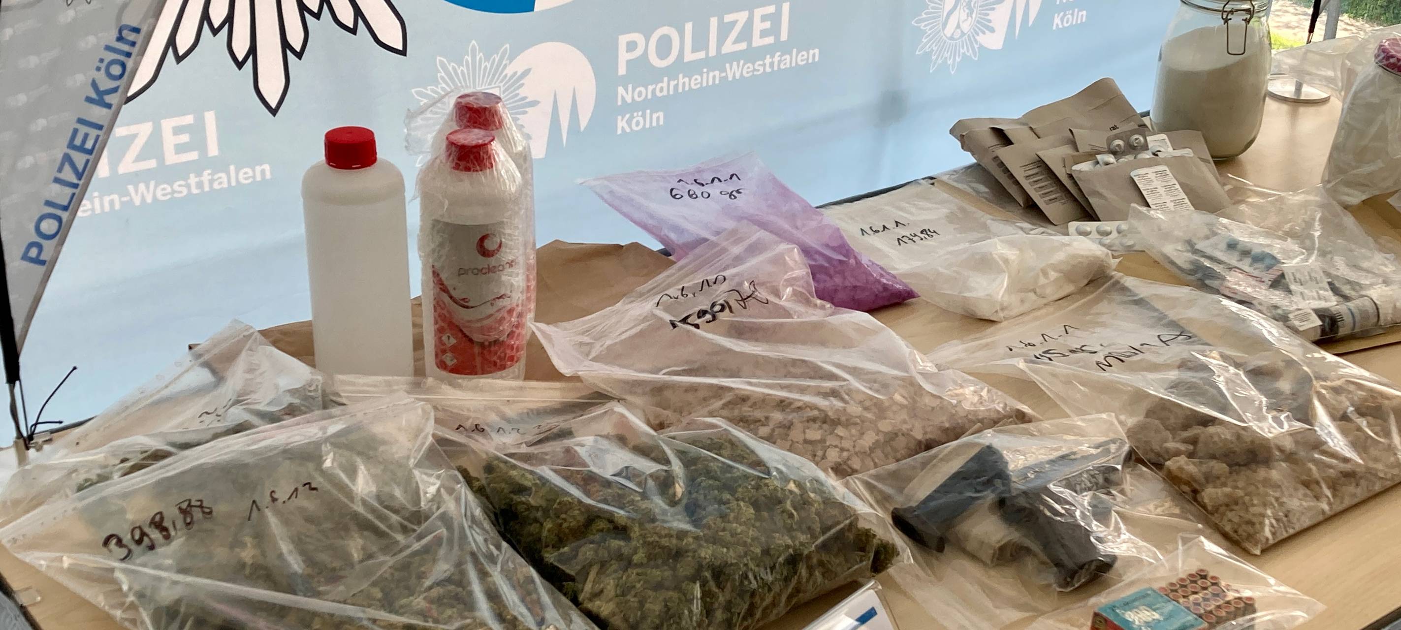 Kripo stellt kiloweise Betäubungsmittel und Waffe sicher
