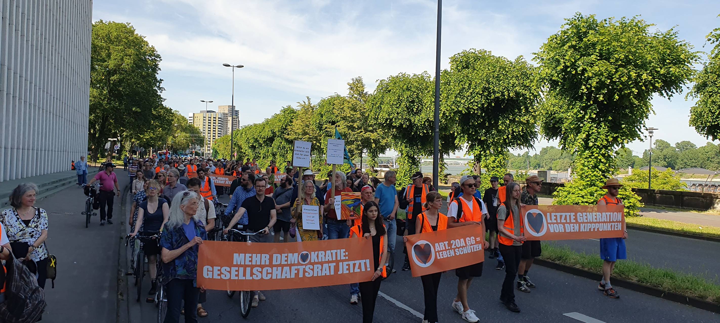 "Letzte Generation" protestiert ohne Kleber