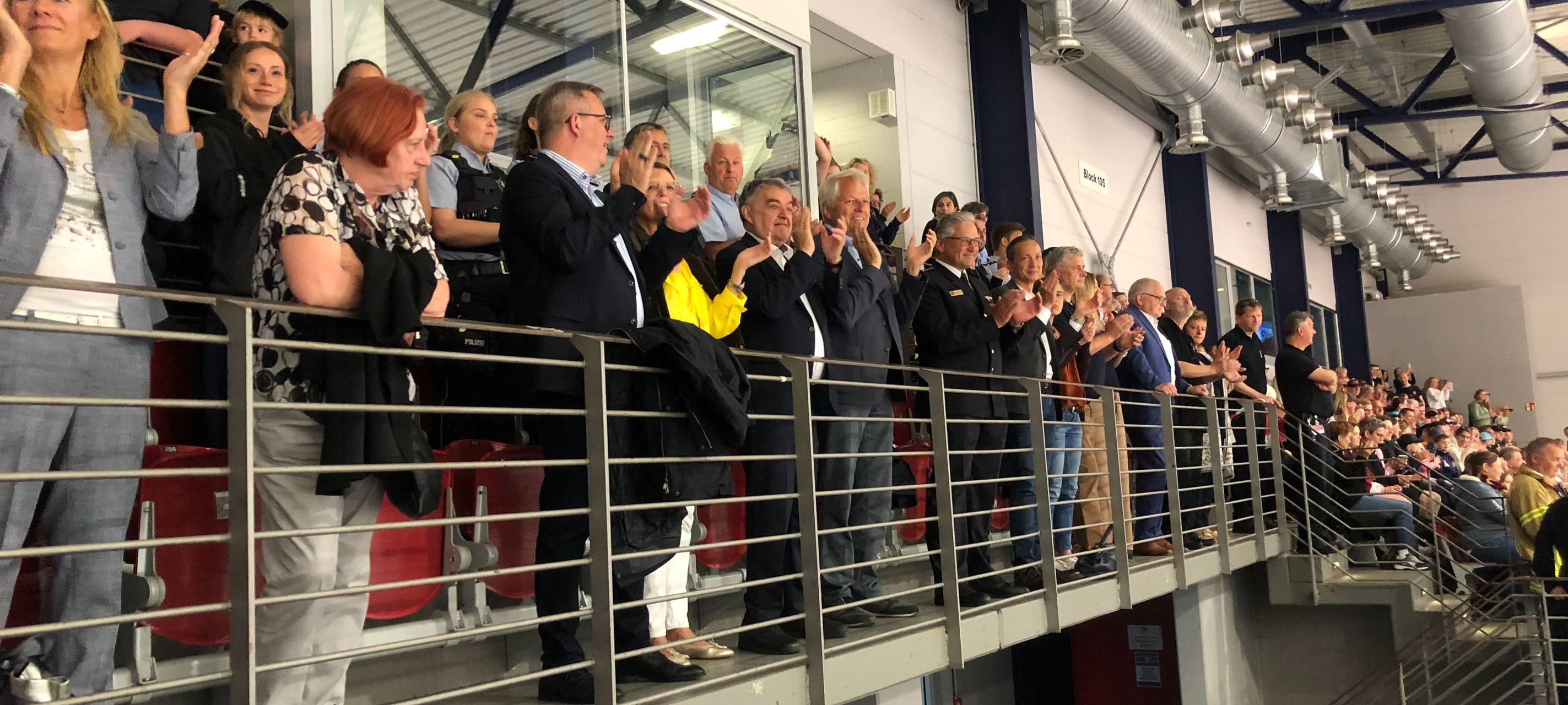 Polizei gegen Feuerwehr: Eishockey-Spiel für Opfer aus Ratingen