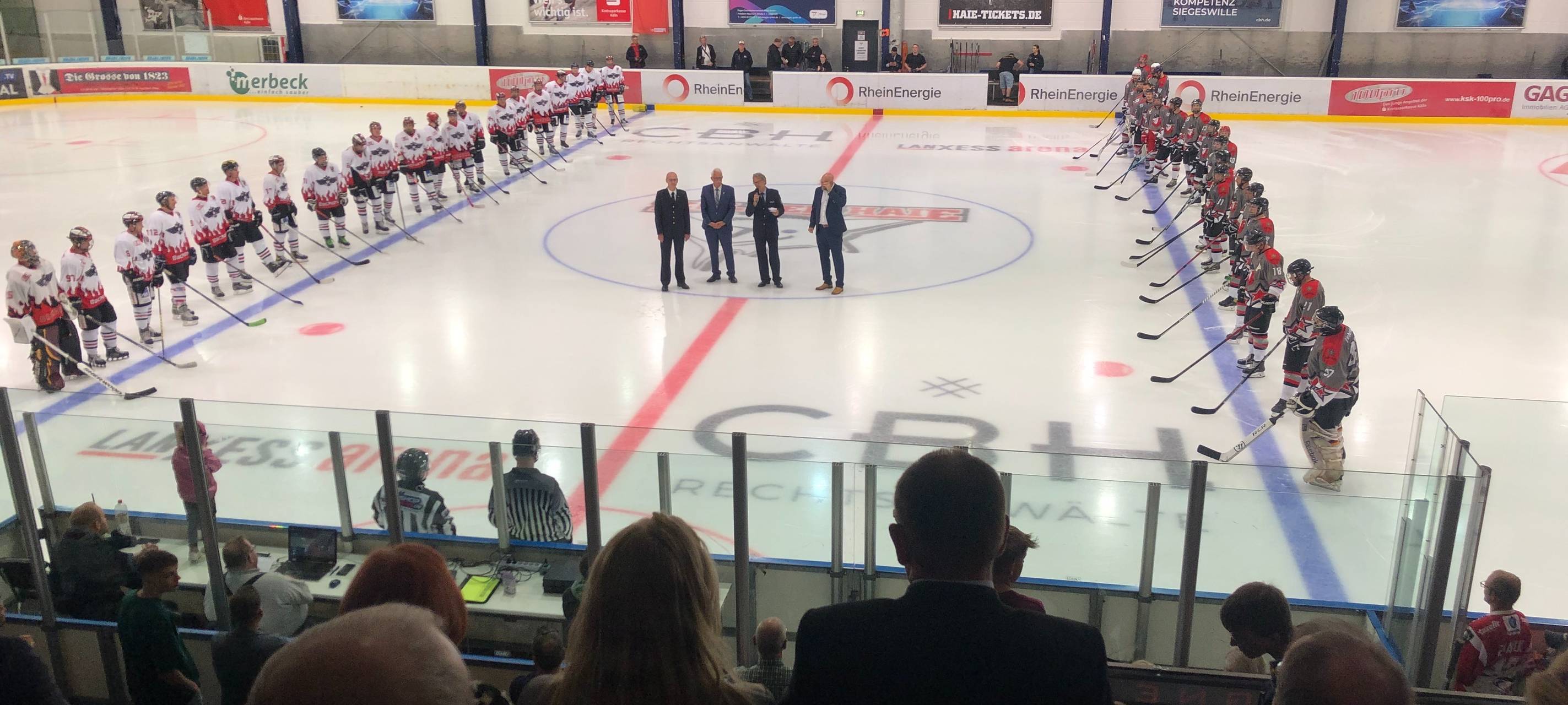 Polizei gegen Feuerwehr: Eishockey-Spiel für Opfer aus Ratingen