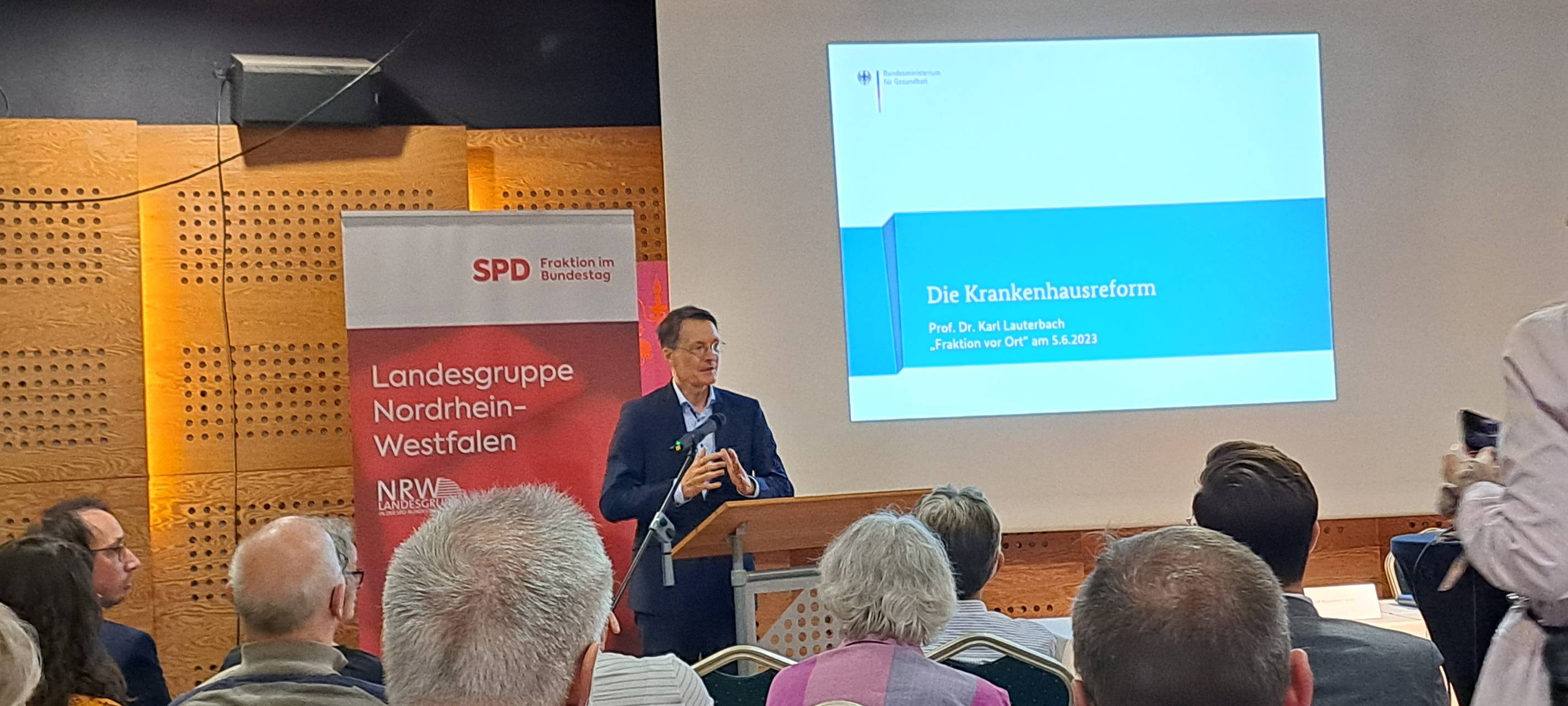 Lauterbach stellt Krankenhausreform bei Podiumsdiskussion vor