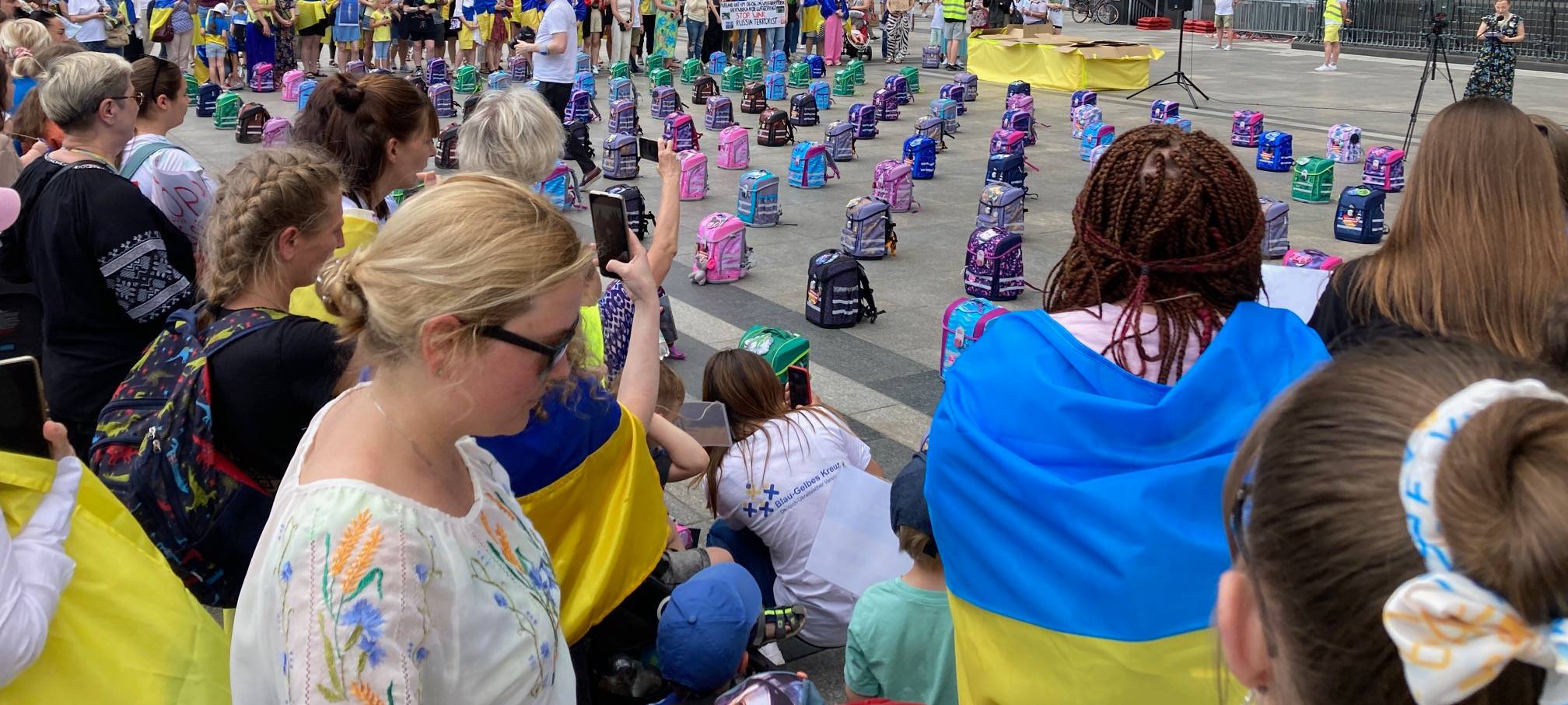 Dutzende Schulranzen erinnern an ukrainische Kinder