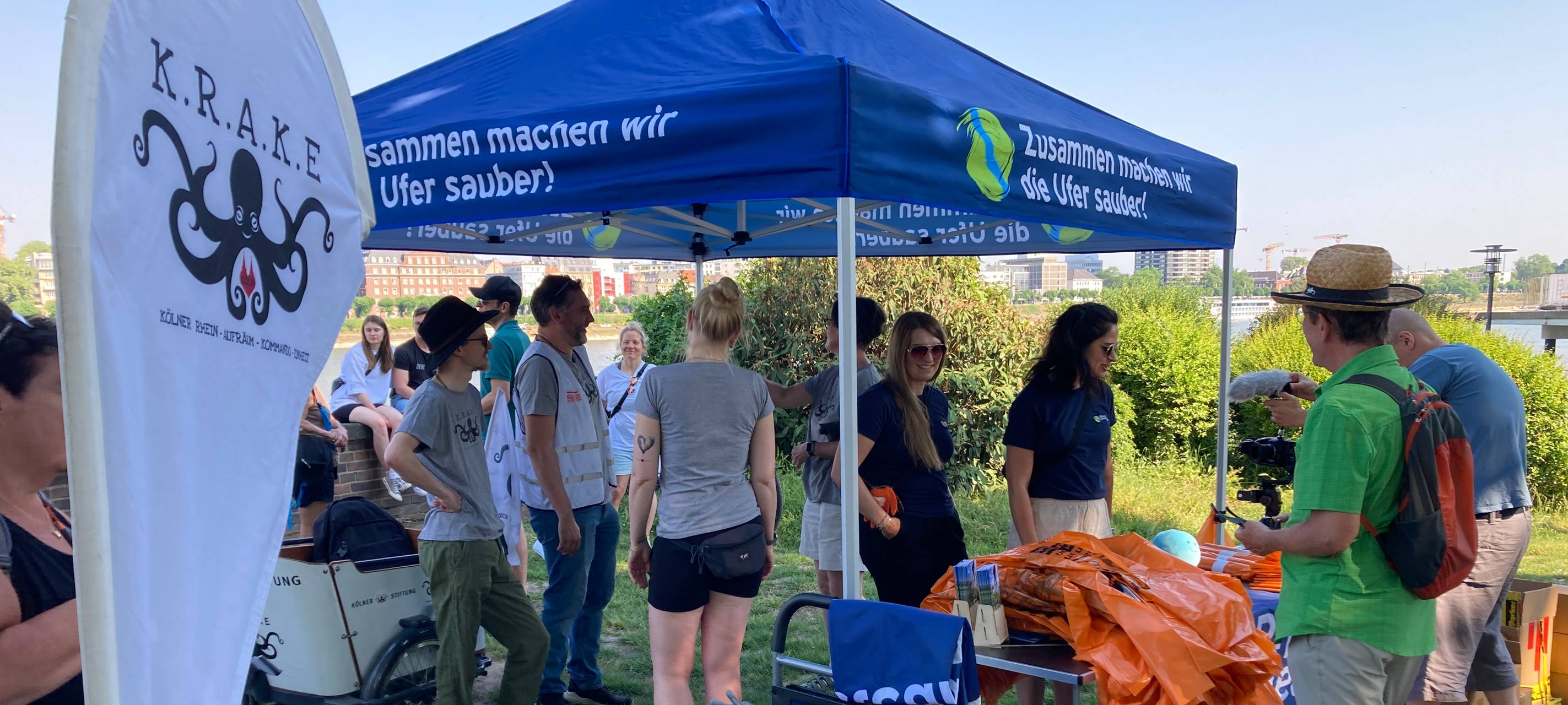 Freiwillige sammeln Müll am Deutzer Rheinufer