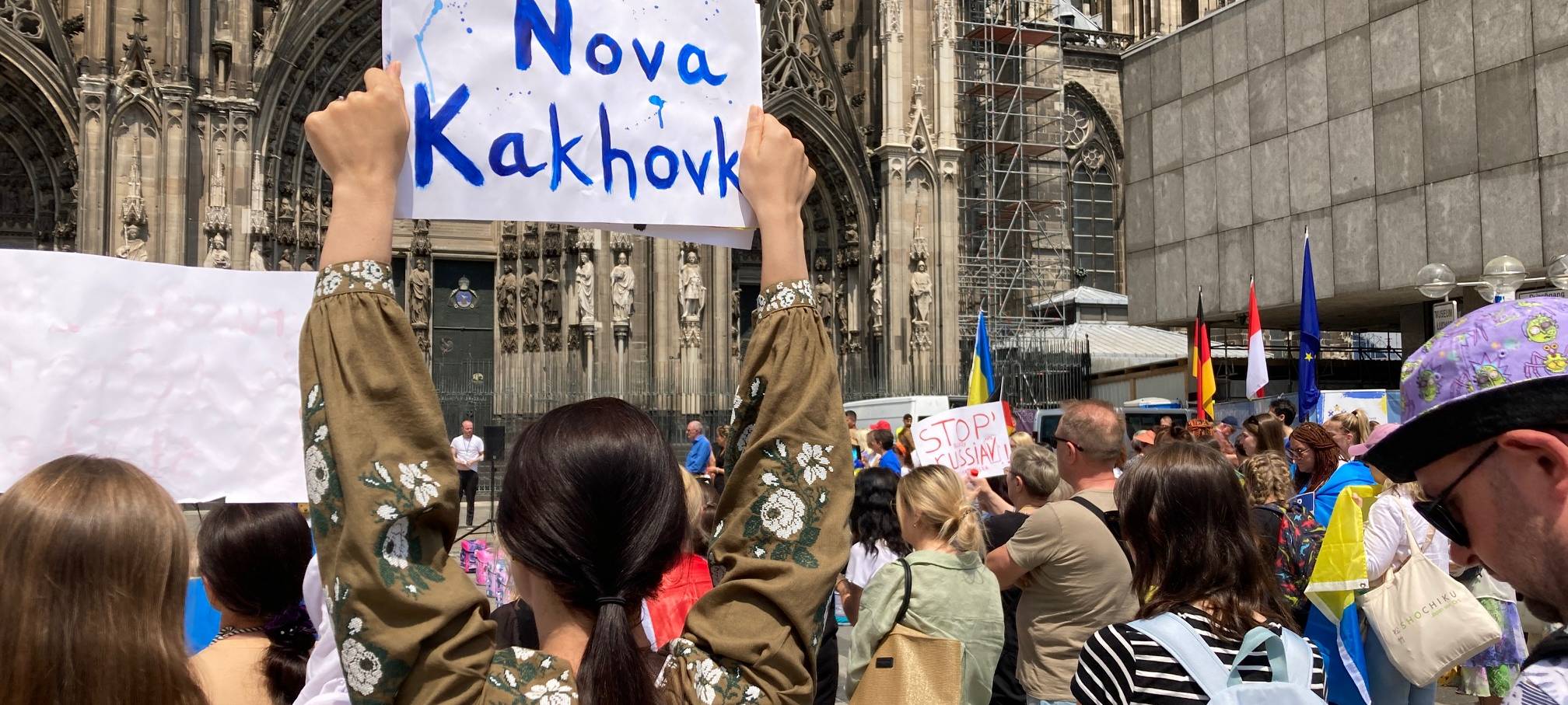 Dutzende Schulranzen erinnern an ukrainische Kinder