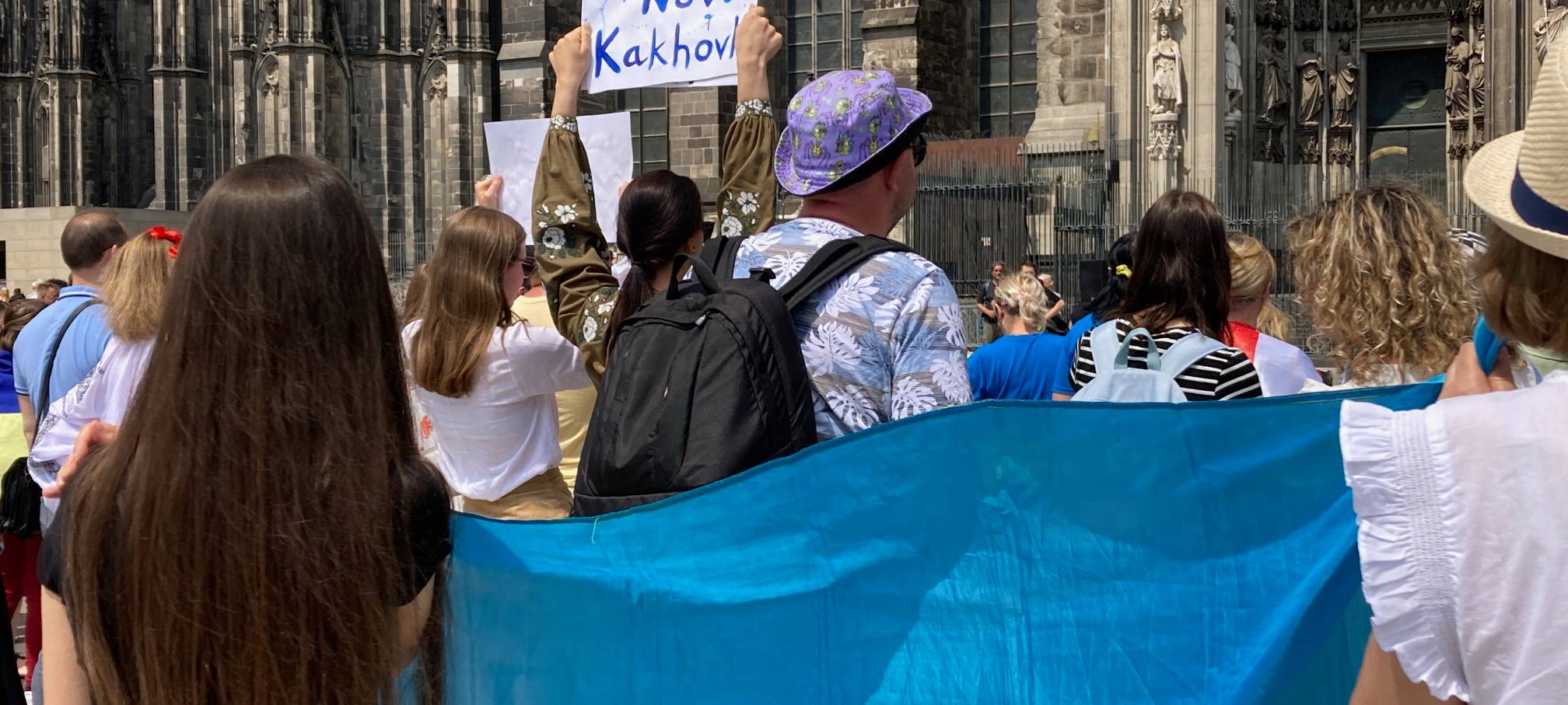 Dutzende Schulranzen erinnern an ukrainische Kinder