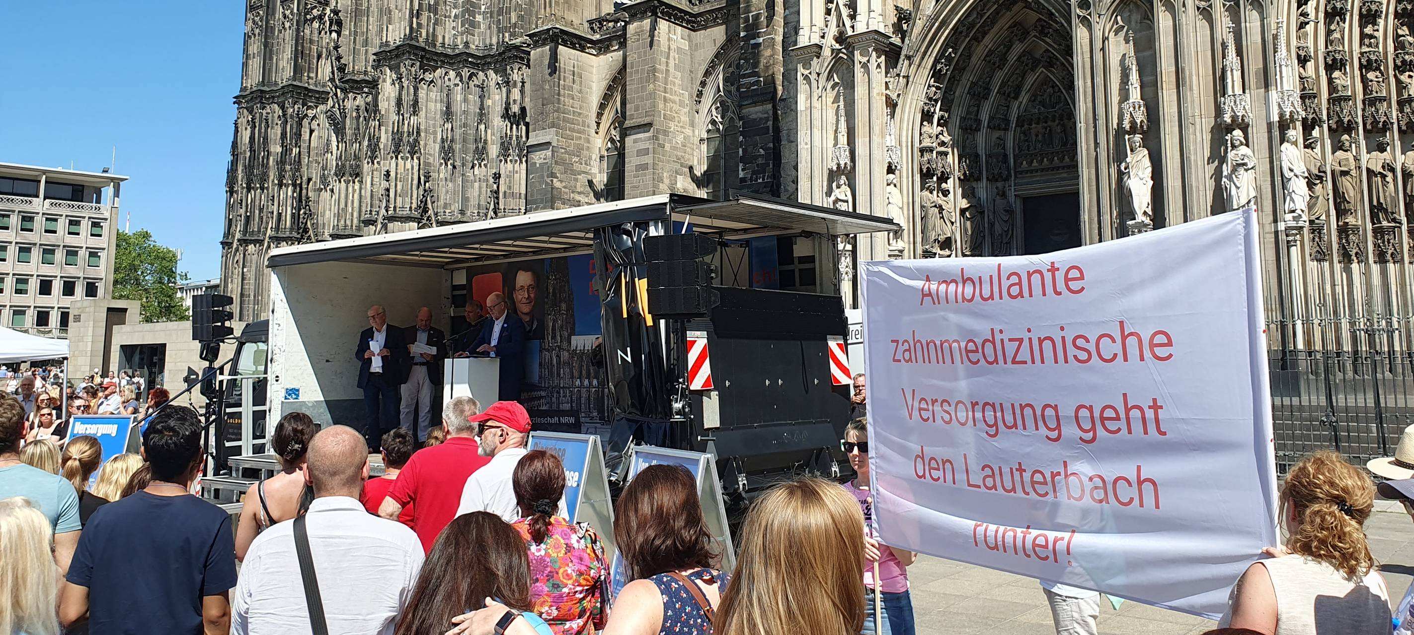 Zahnärzte protestieren auf dem Roncalliplatz