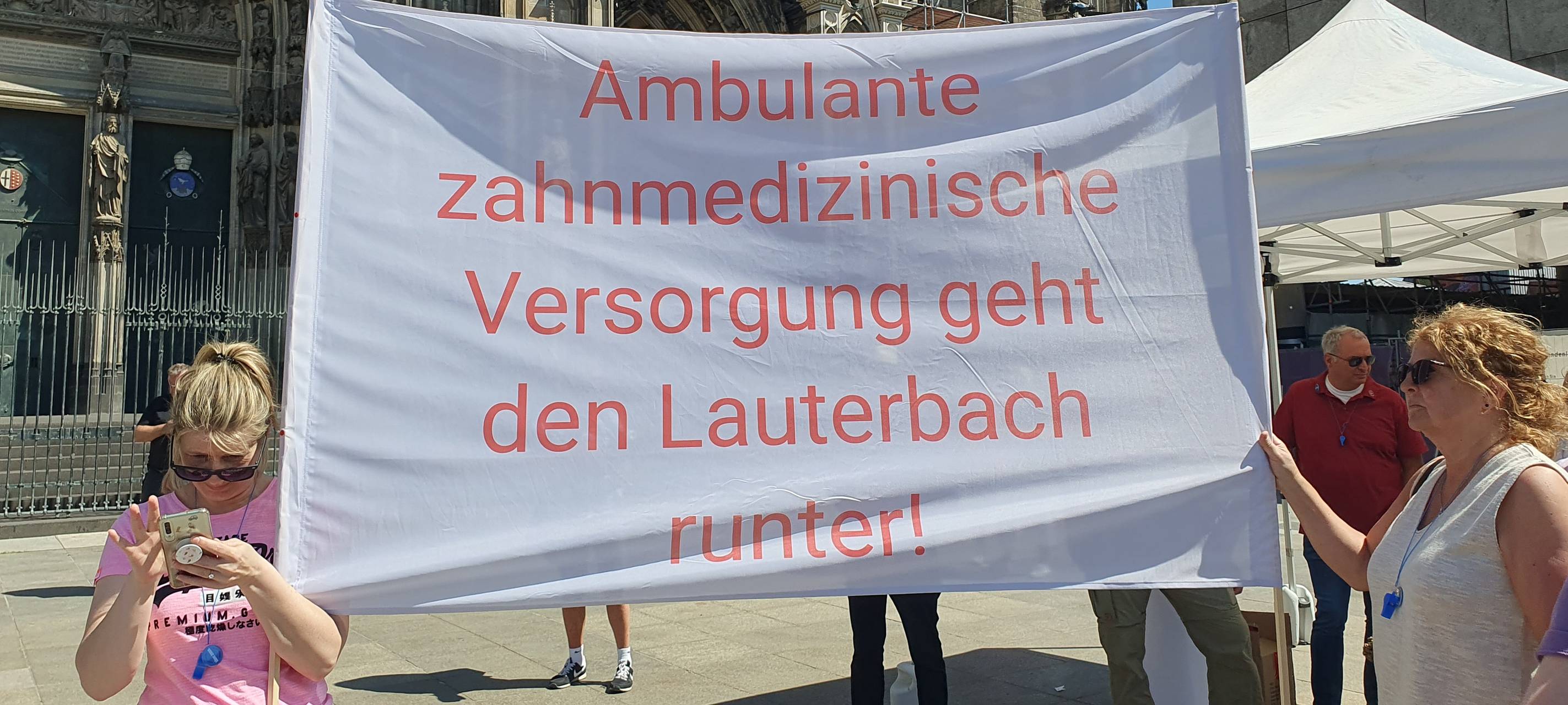 Zahnärzte protestieren auf dem Roncalliplatz