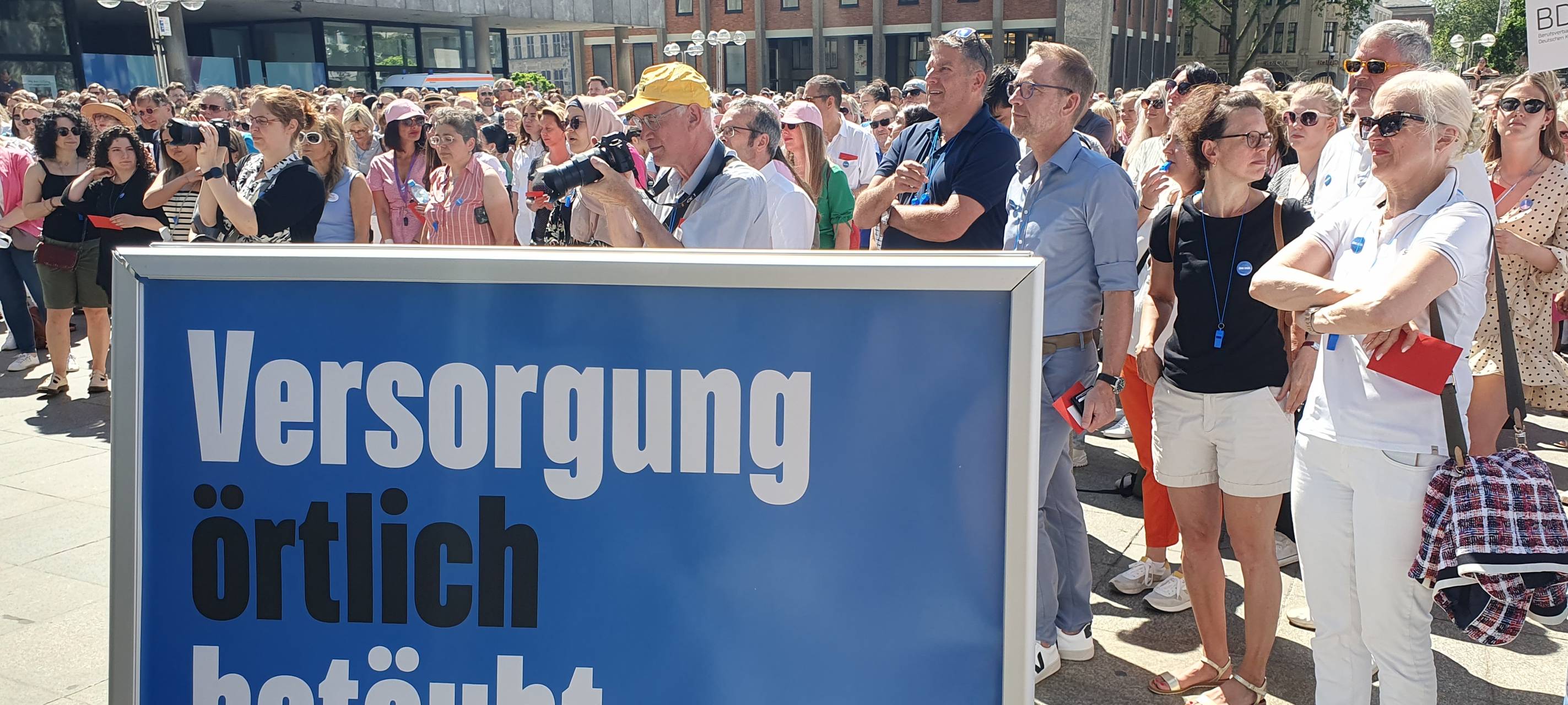 Zahnärzte protestieren auf dem Roncalliplatz