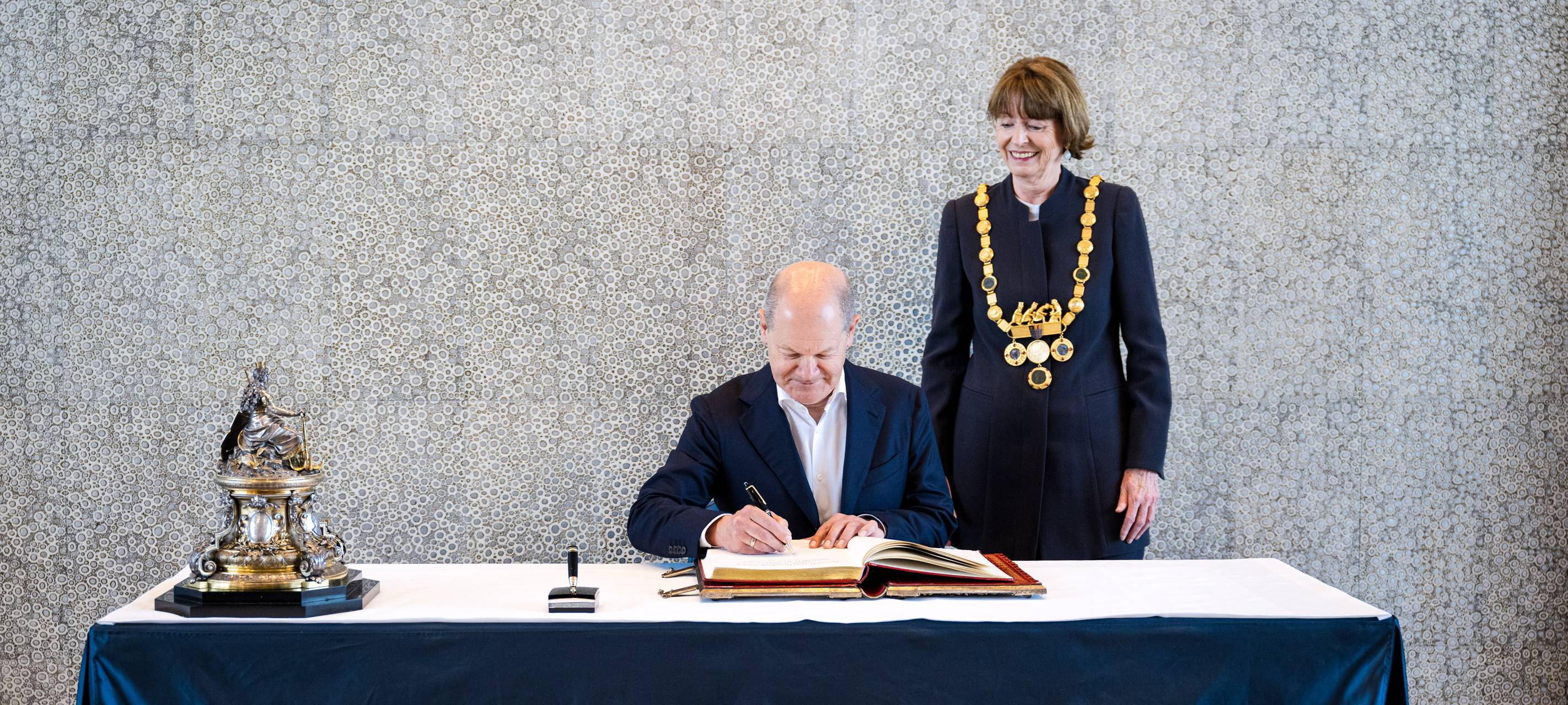Scholz unterschreibt goldenes Buch anlässlich der phil.cologne