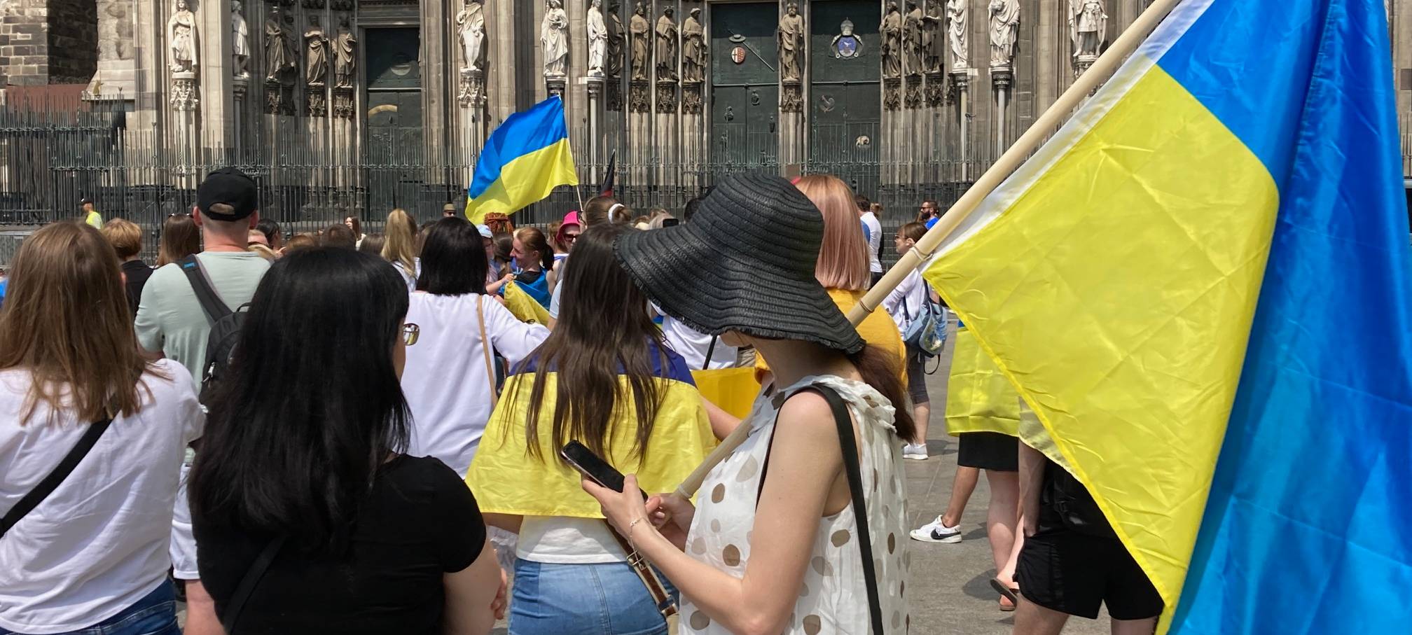 Dutzende Schulranzen erinnern an ukrainische Kinder