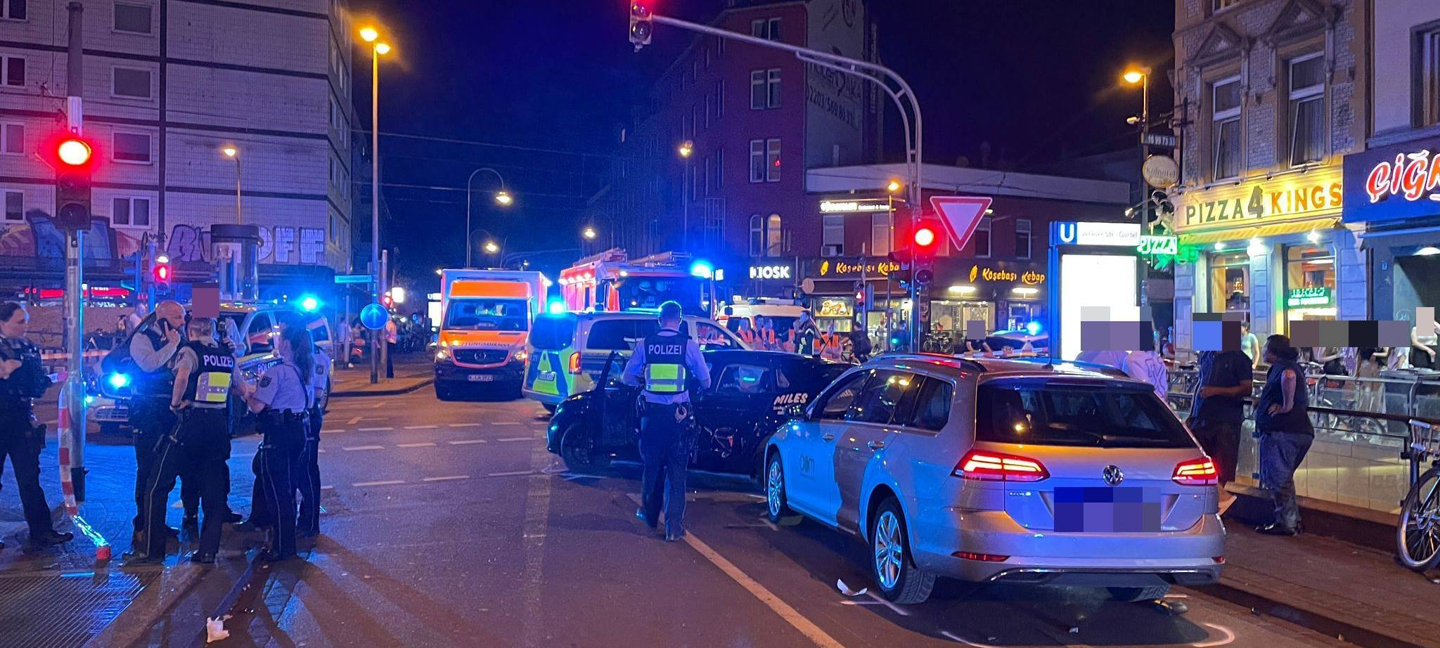Vier Verletzte bei Autounfall auf der Venloer Straße