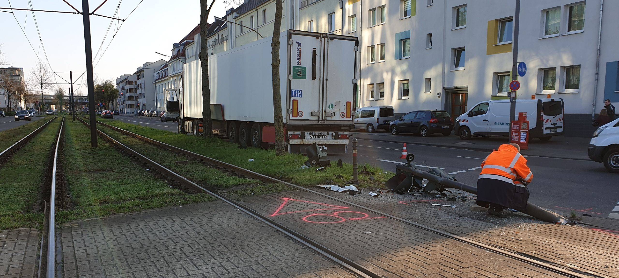 Vier Menschen bei Kollision mit Straßenbahn verletzt