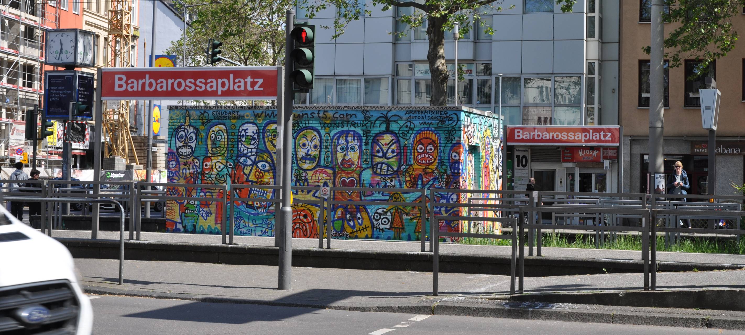 Bündnis 'Recht auf Stadt' demonstriert mit Operngesang
