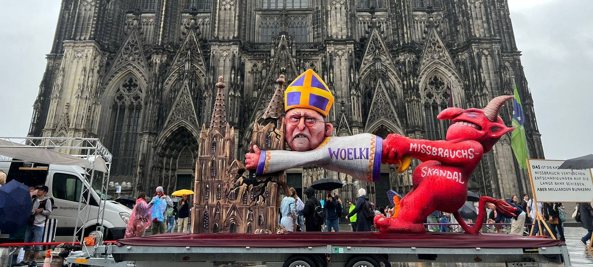 Demonstration mit Düsseldorfer Karnevalswagen gegen Woelki