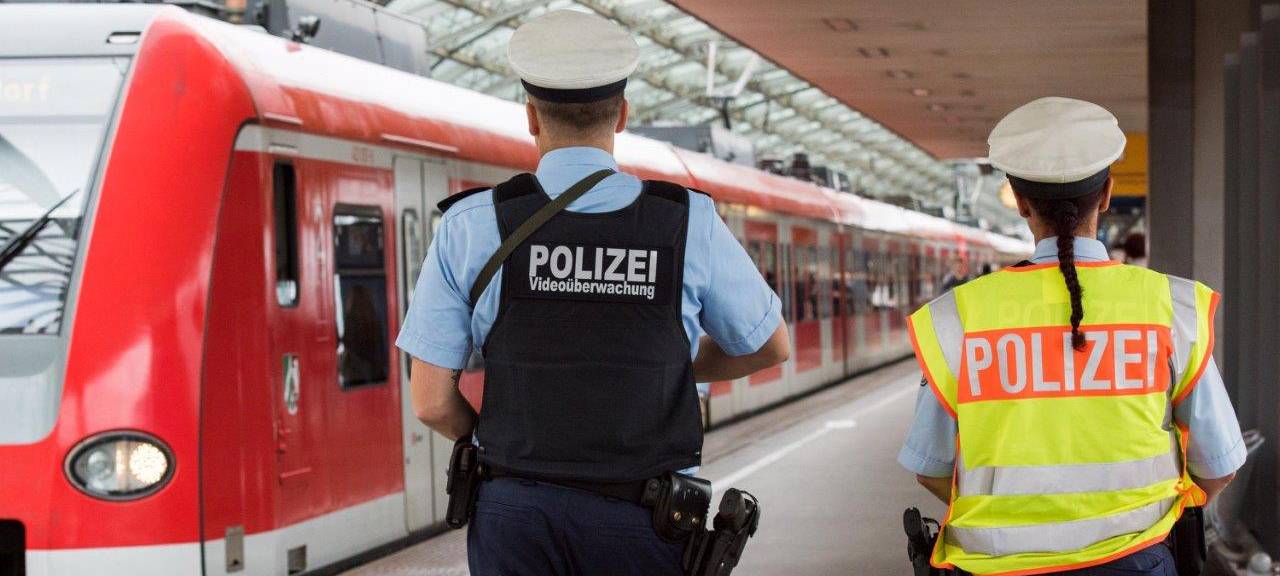Jeck in echter Polizeiuniform erwischt