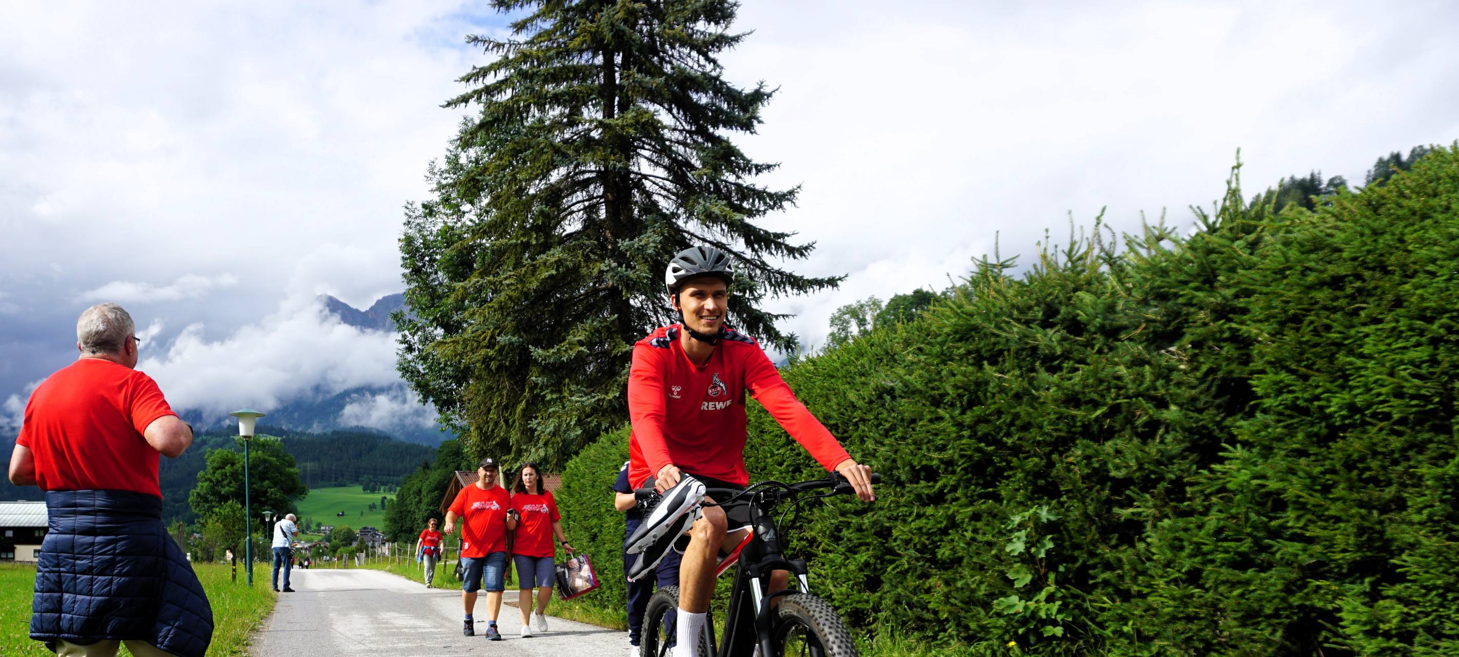 dejan-lubicic-faehrt-zum-trainingsplatz