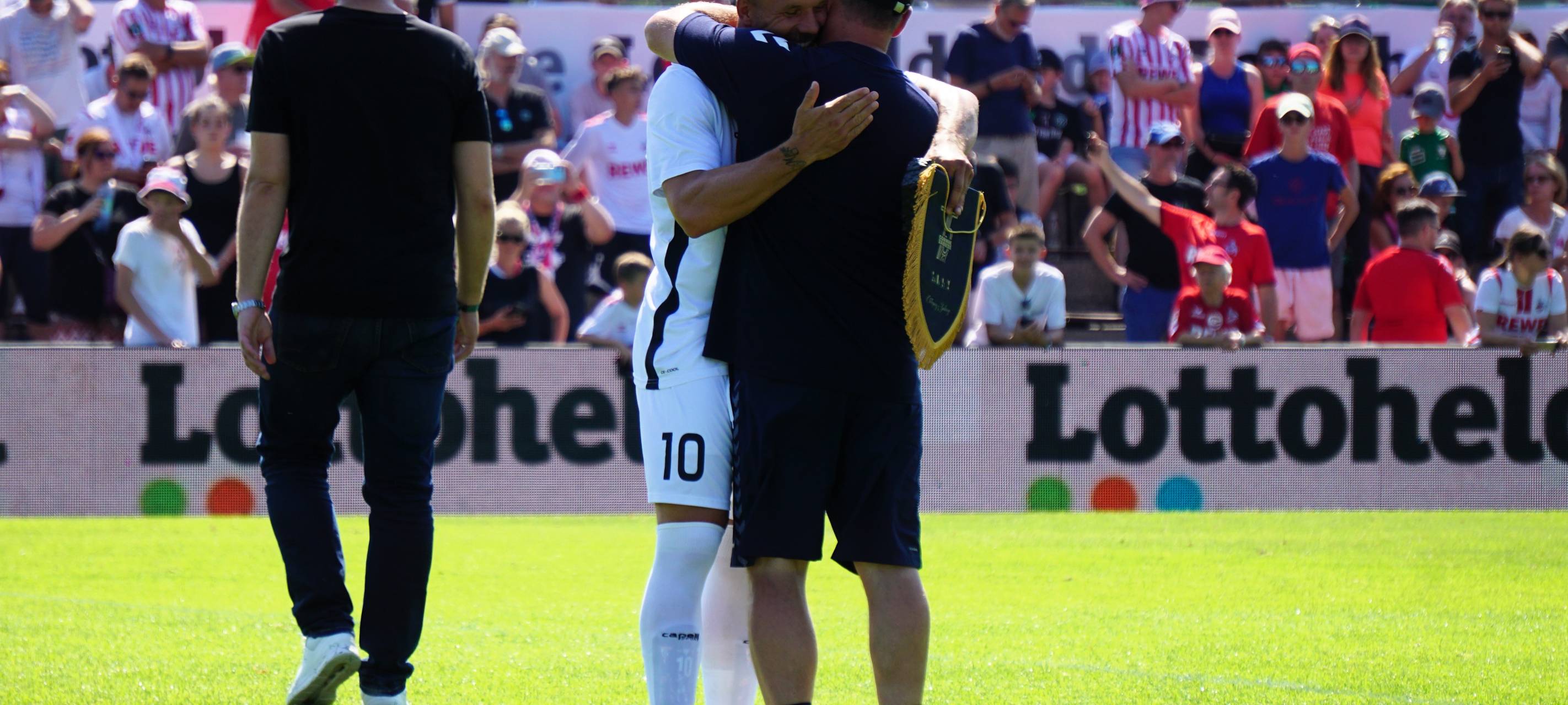 poldi-und-baumgart-umarmen-sich
