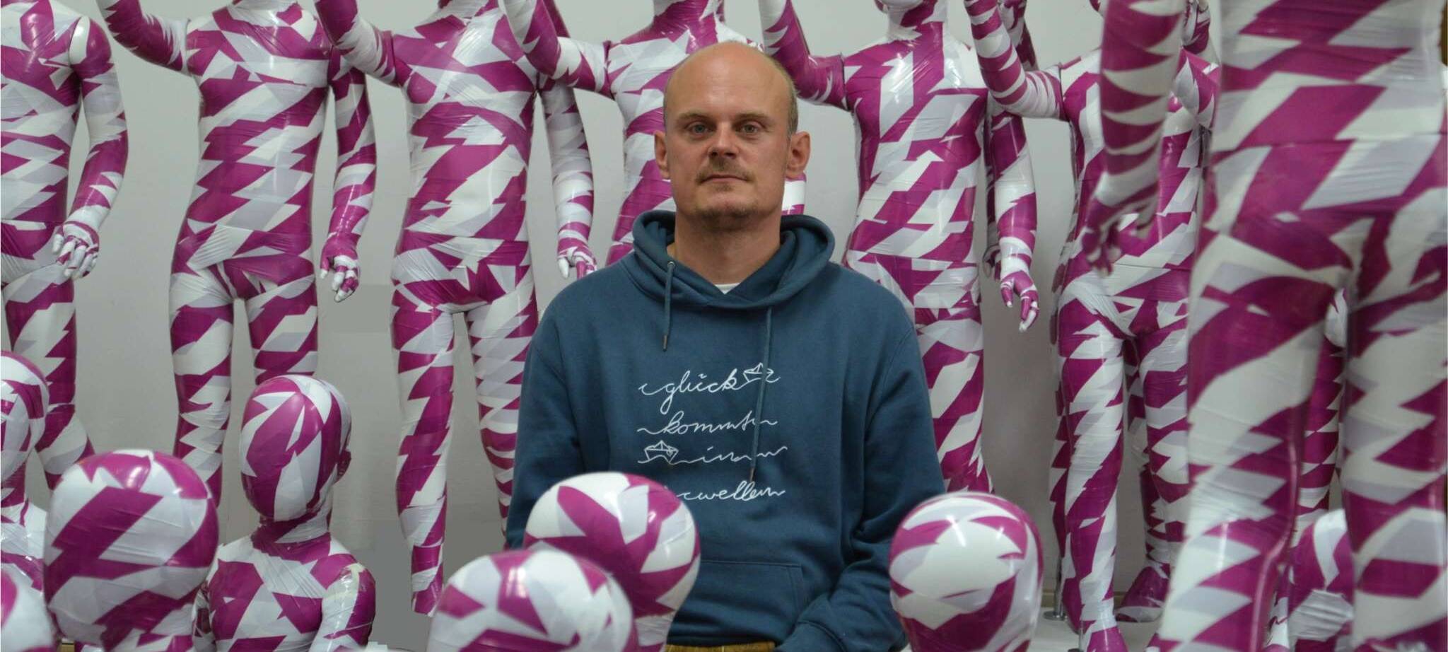Kinderfiguren vor Dom mit ernstem Hintergrund
