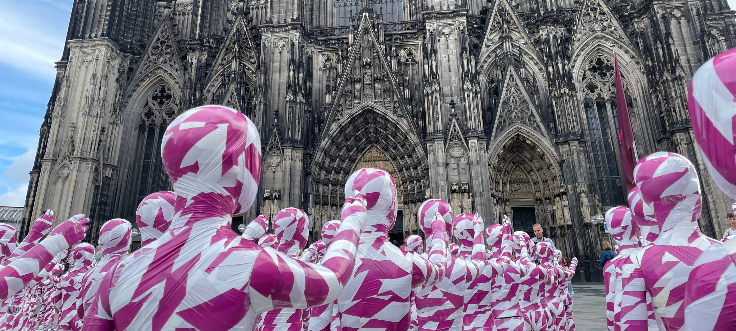 Puppen vor dem Dom sollen an Missbrauchsopfer erinnern
