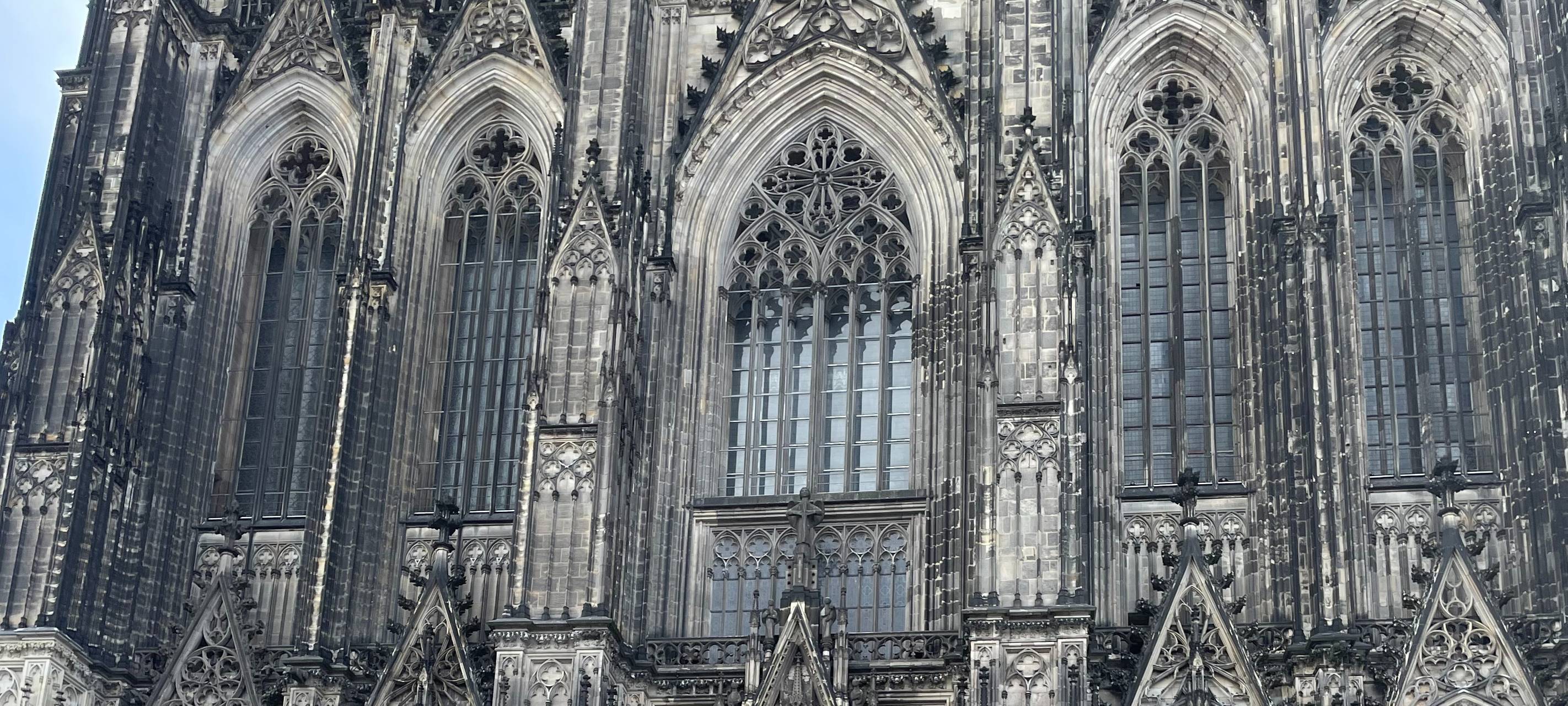 Puppen vor dem Dom sollen an Missbrauchsopfer erinnern