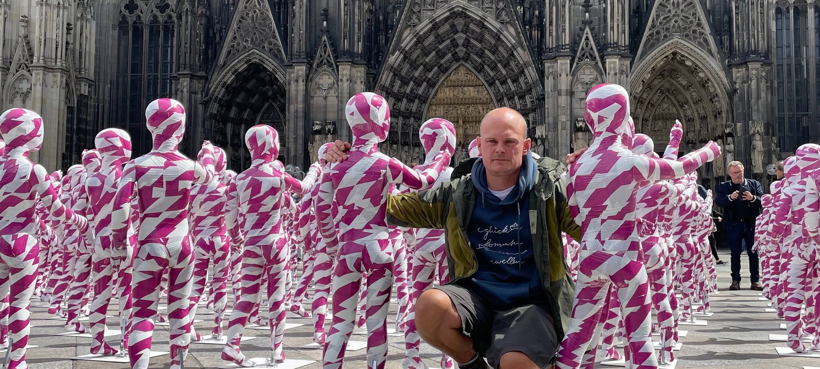 Puppen vor dem Dom sollen an Missbrauchsopfer erinnern