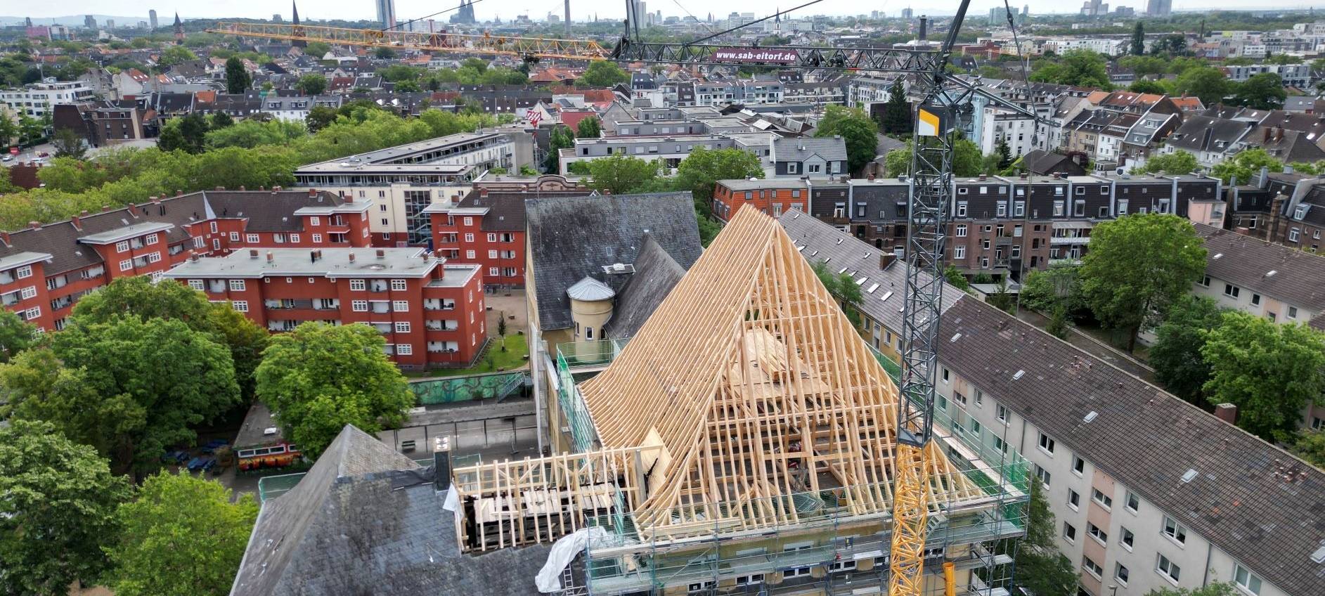Wiederaufbau des Dachstuhls an der Schule Borsigstraße