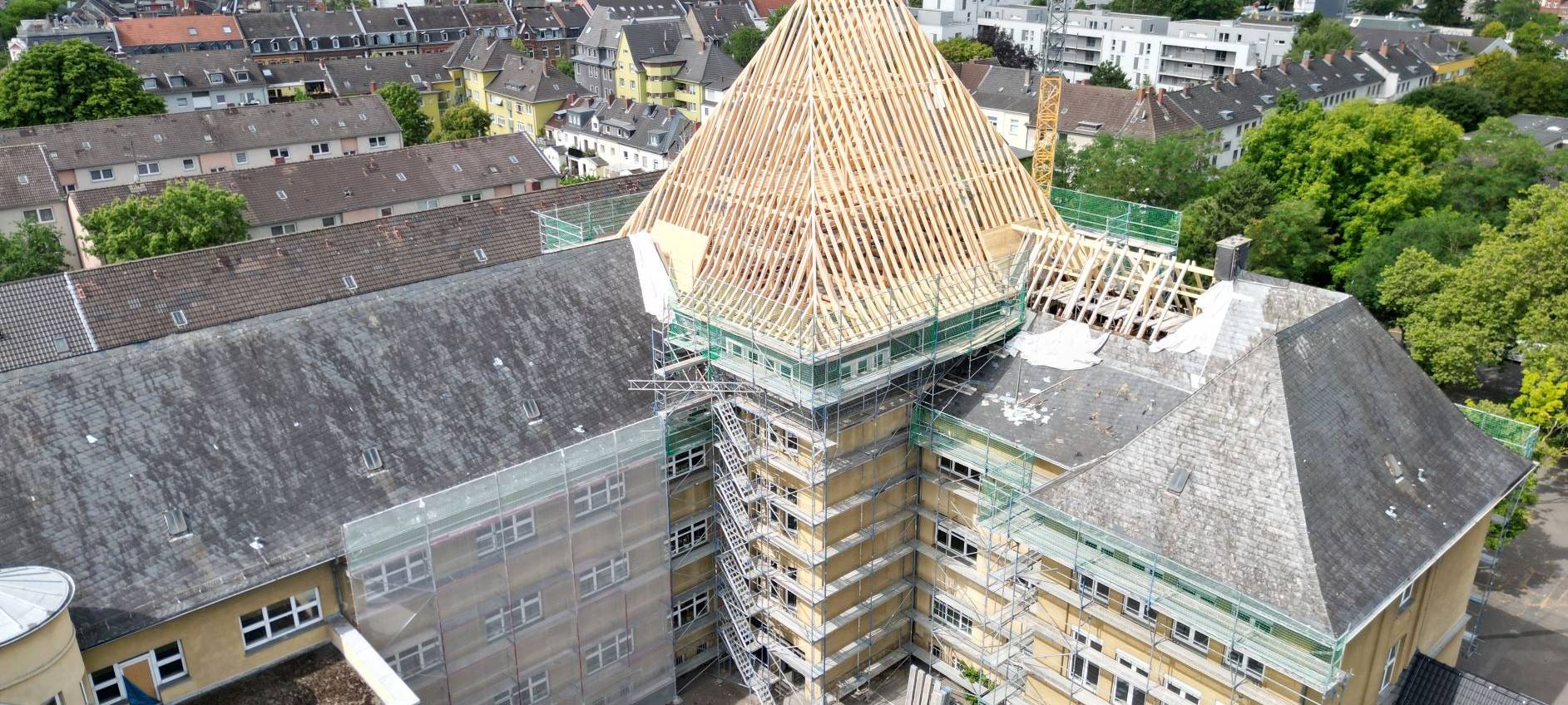 Wiederaufbau des Dachstuhls an der Schule Borsigstraße