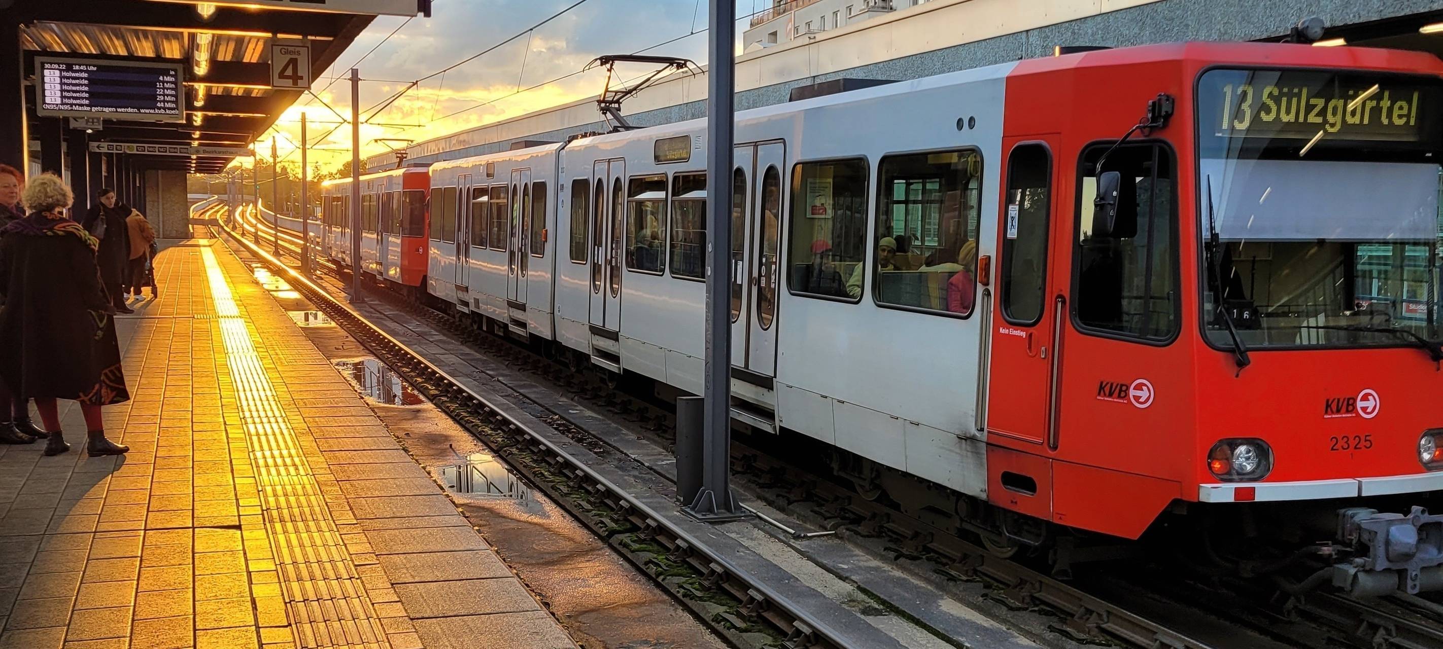 KVB erneuert alte Aufzüge an der Haltestelle Mediapark
