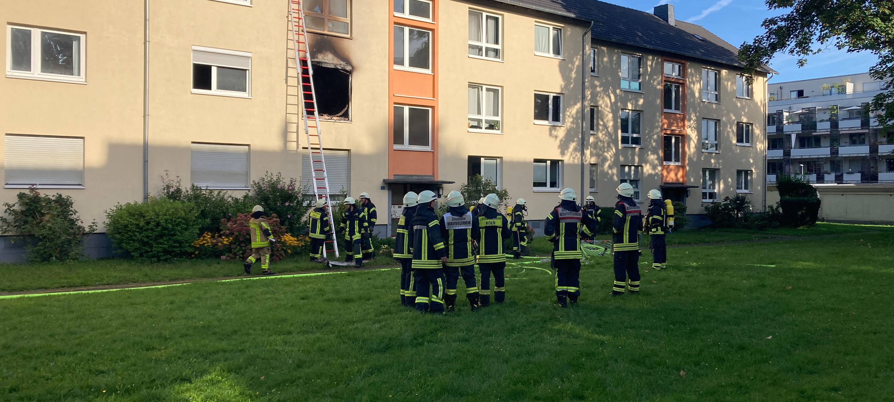 Feuer in Mehrfamilienhaus in Zollstock
