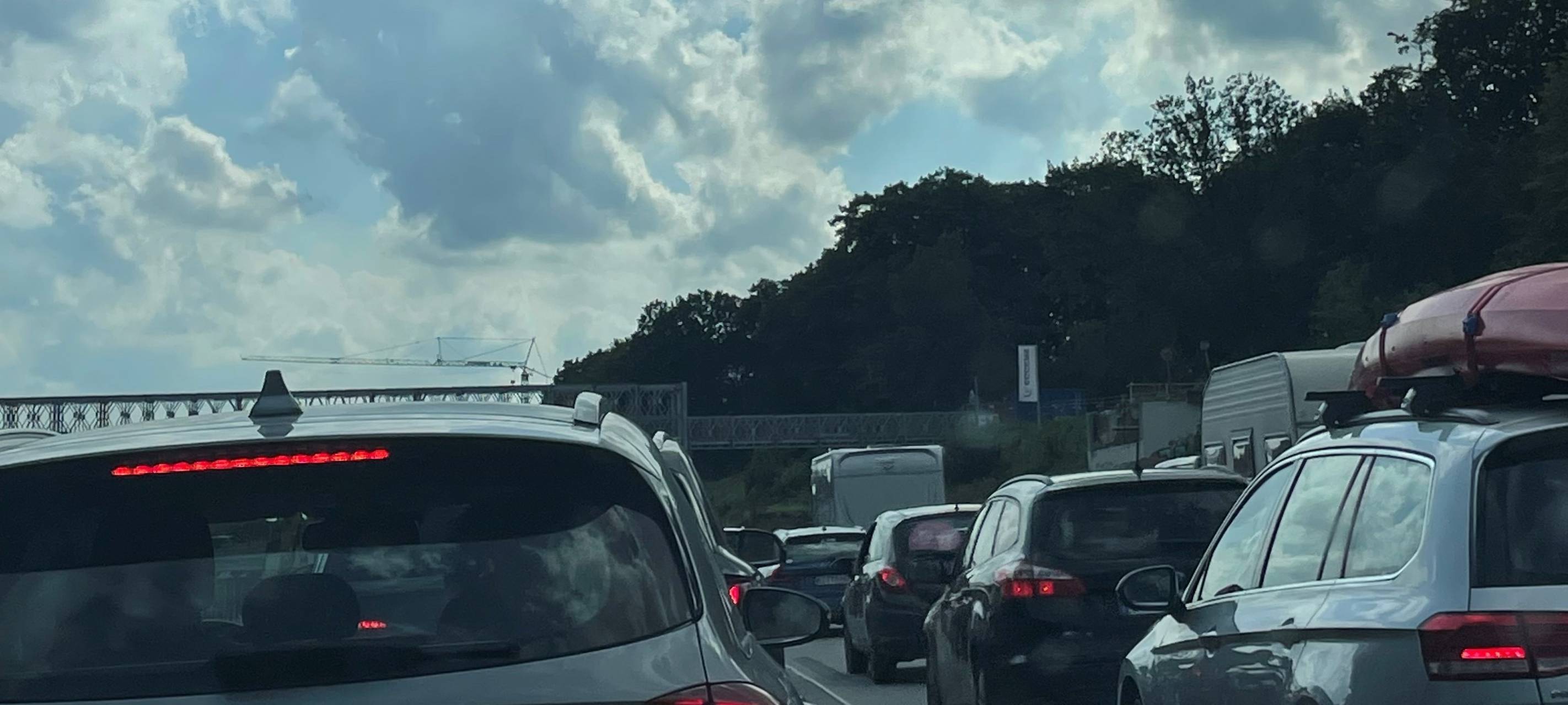 Lange Reinigungsarbeiten nach Unfall auf A1