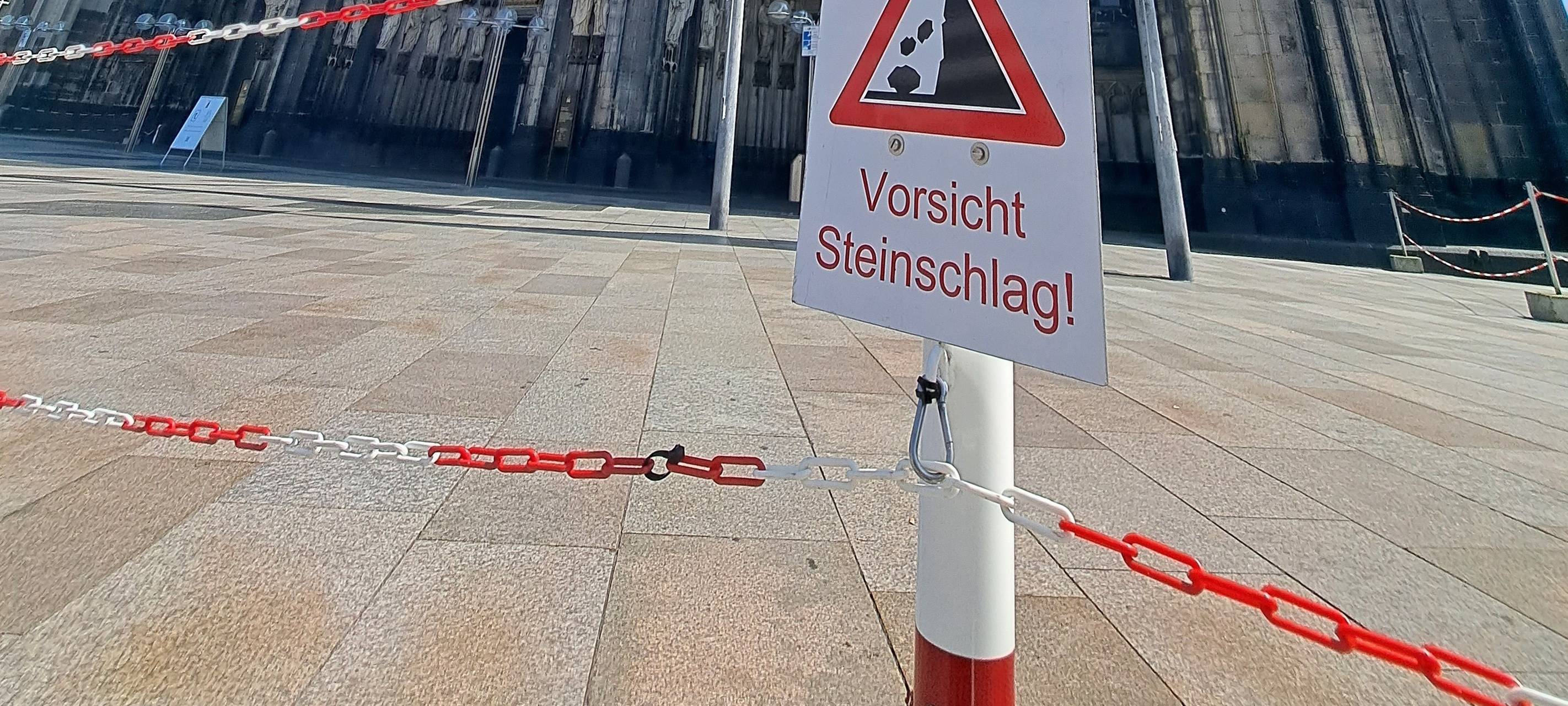 Absperrung wegen Bauarbeiten an der Domfassade