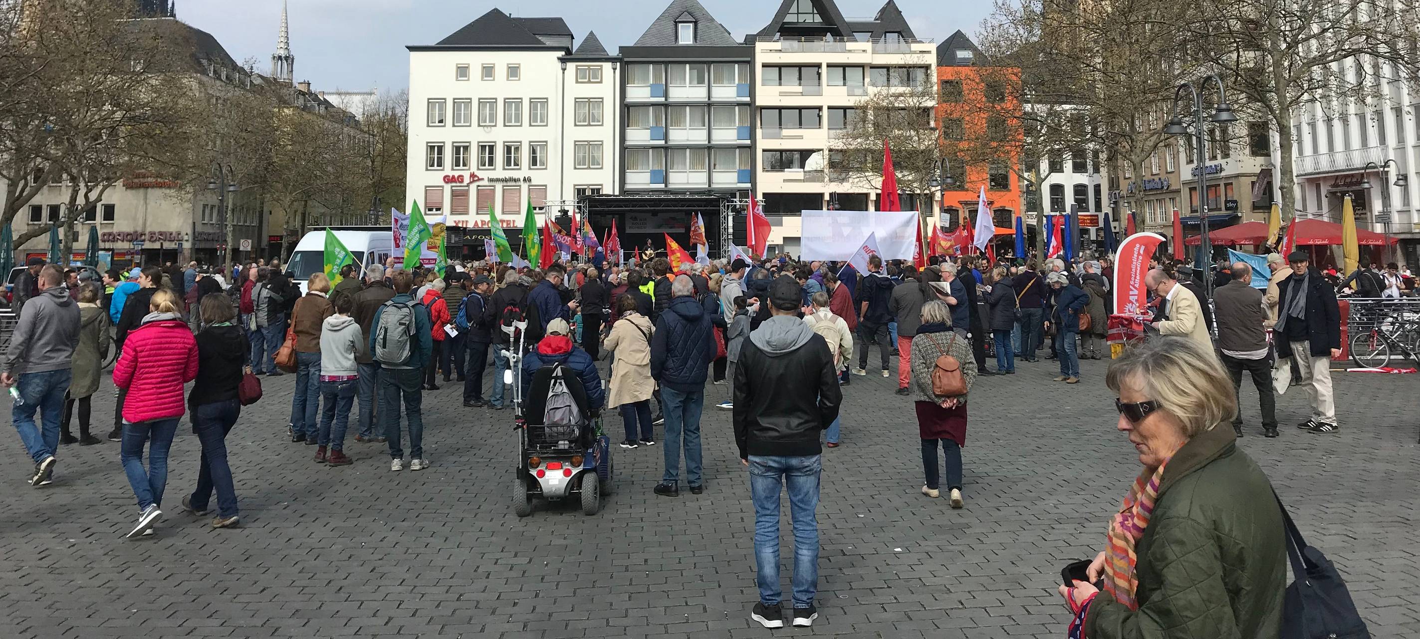 Viele demonstrieren gegen hohe Mieten