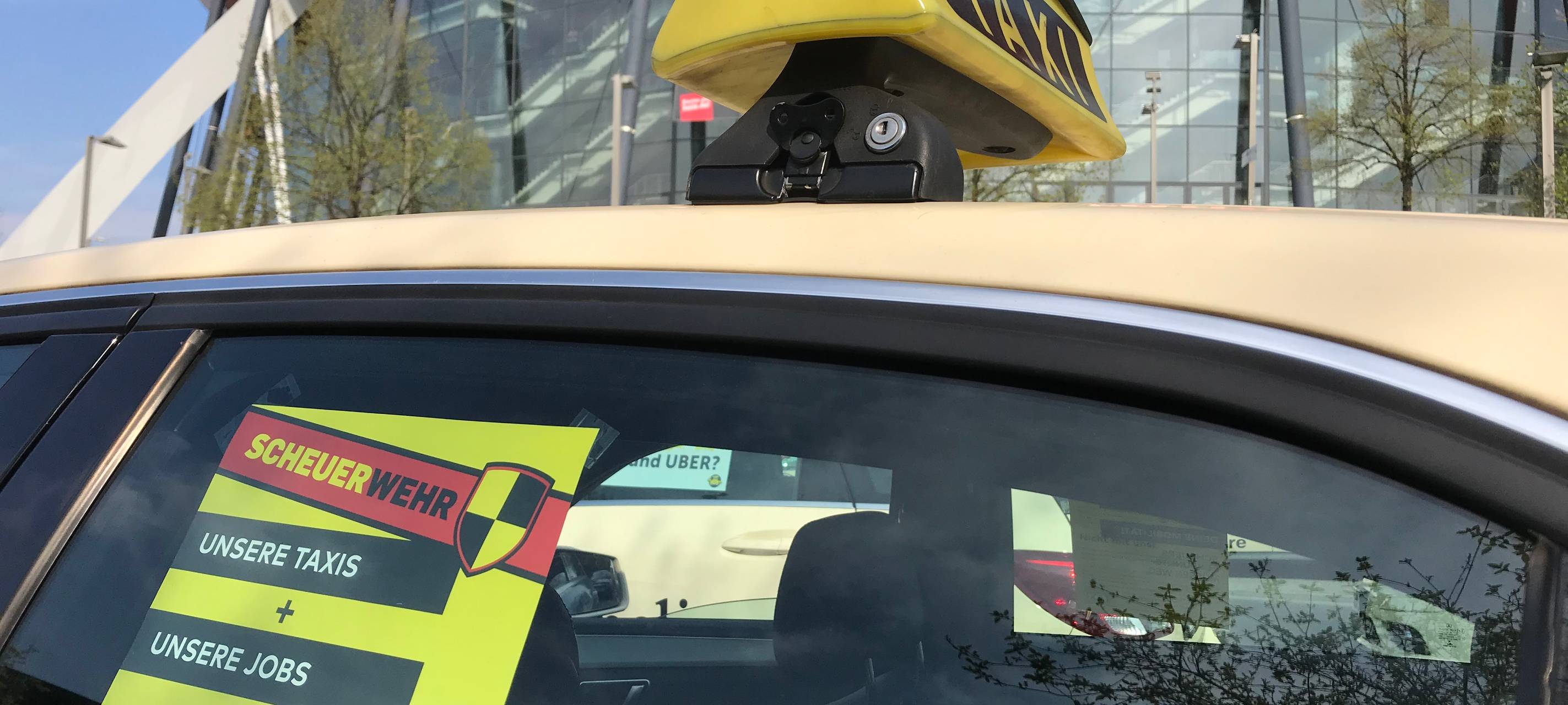 Zwei Taxifahrer mit Elektroschocker überfallen