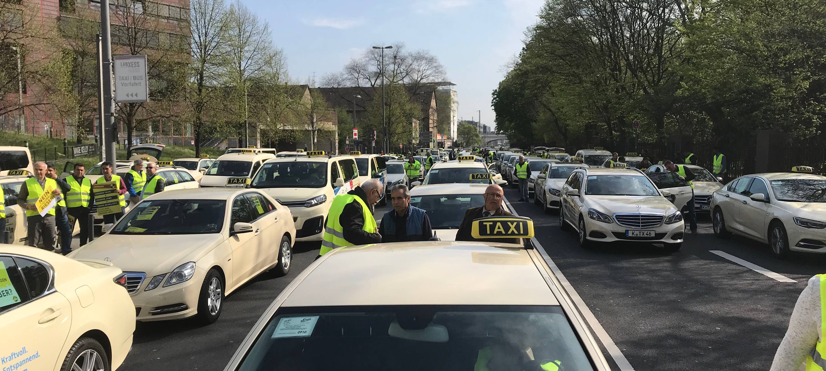 Kölner Taxifahrer demonstrieren für fairen Mindestlohn