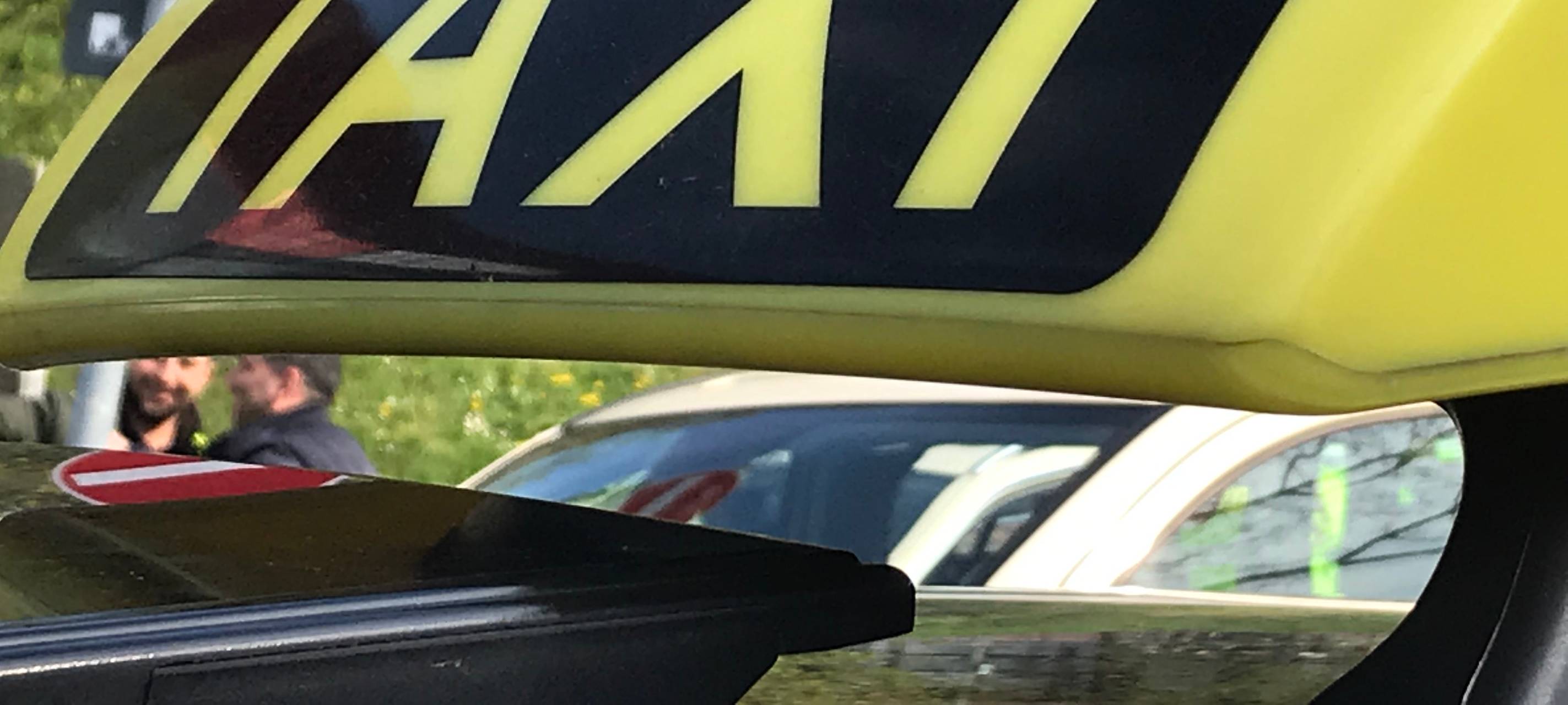 Polizei nimmt in Höhenhaus prügelnden Taxi-Kunden fest