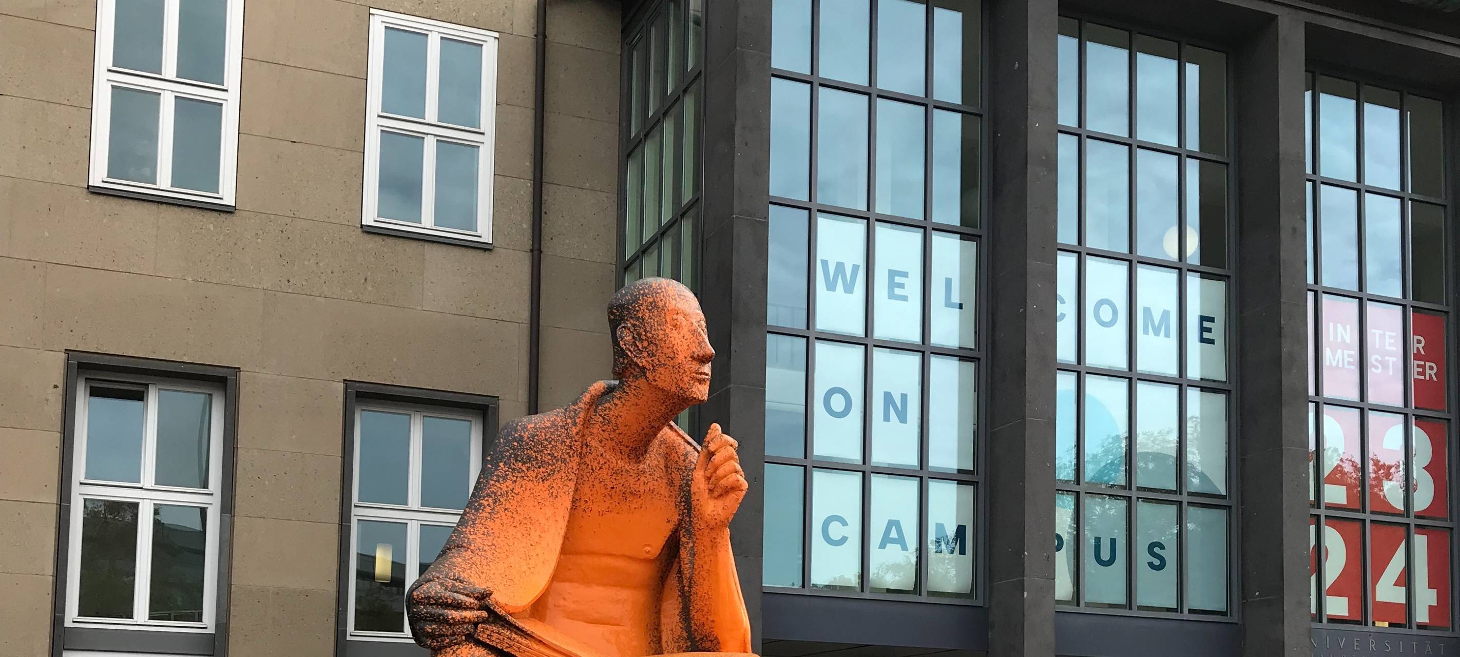 „Letzte Generation“ beschmiert Denkmal vor Uni Köln