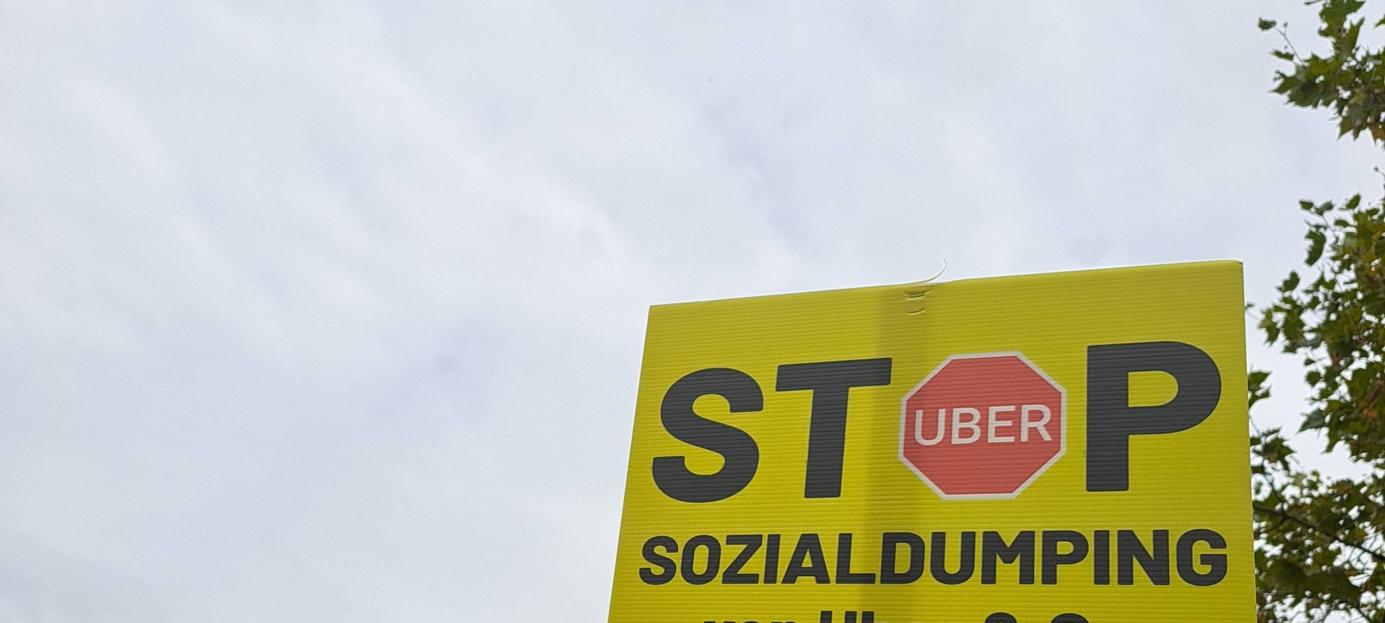 Kölner Taxiunternehmen protestieren mit Autokorso