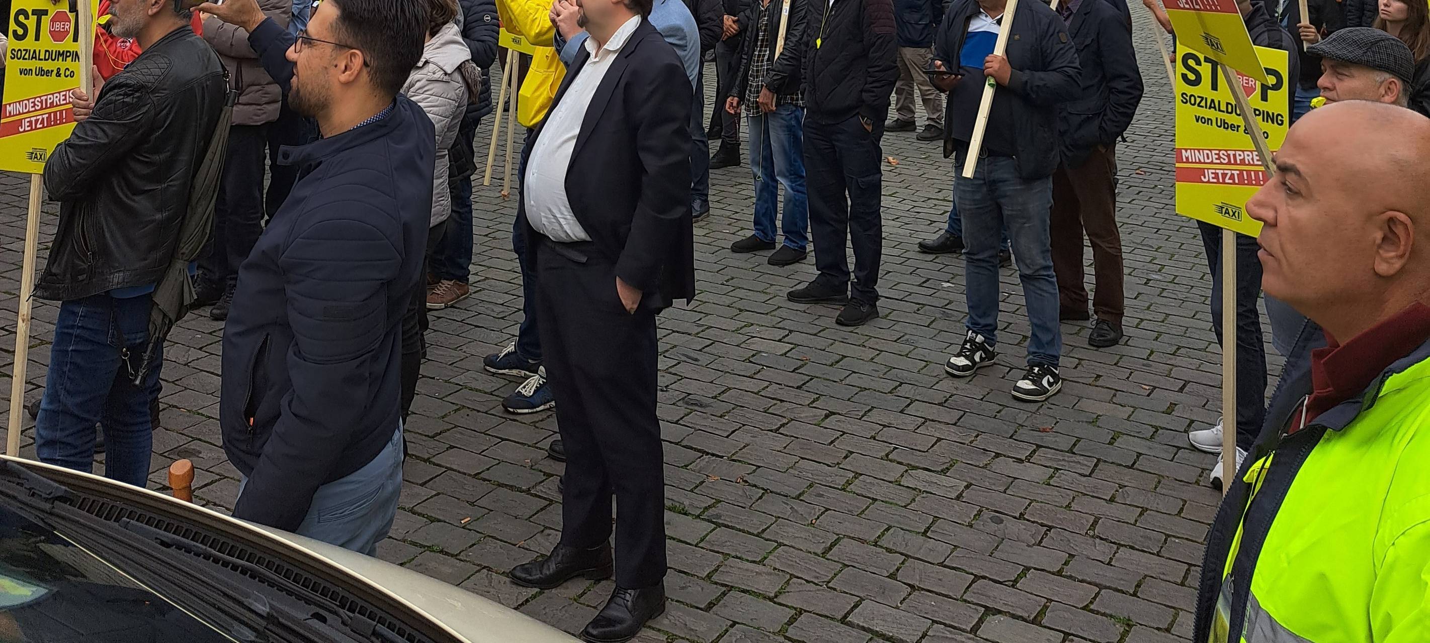 Kölner Taxiunternehmen protestieren mit Autokorso